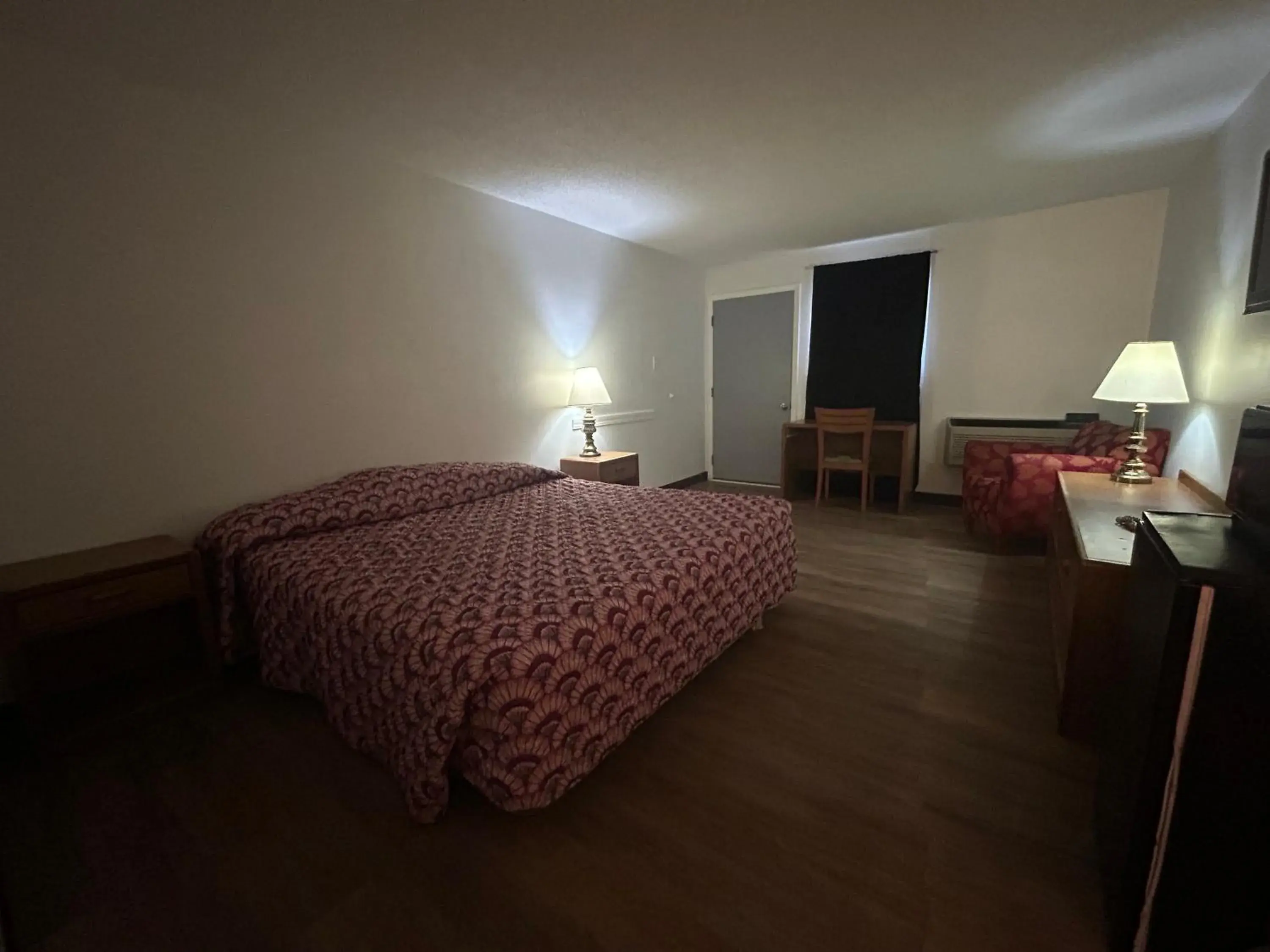 1 KING BED NON-SMOKING, MICFRIDGE in Candlelight Inn by Capital O Scottsbluff 1 KING BED NON-SMOKING, MICFRIDGE in Candlelight Inn by Capital O Scottsbluff