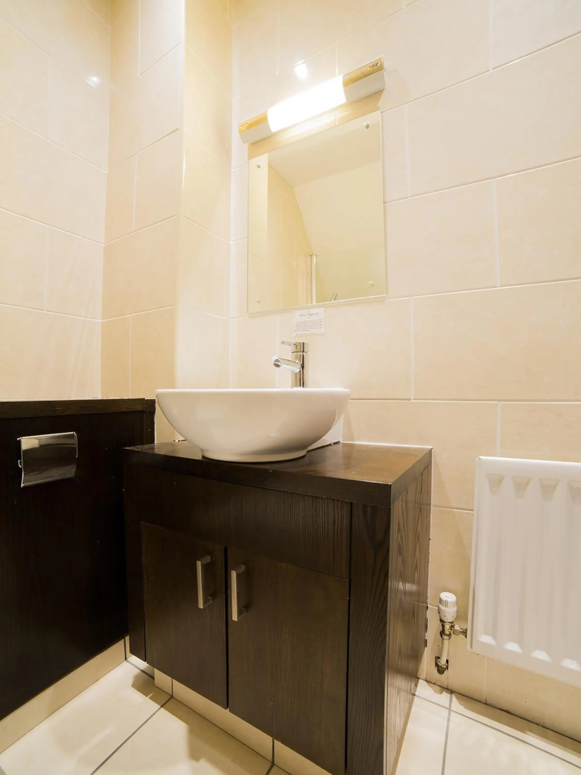 Bathroom in OYO Hotel Majestic