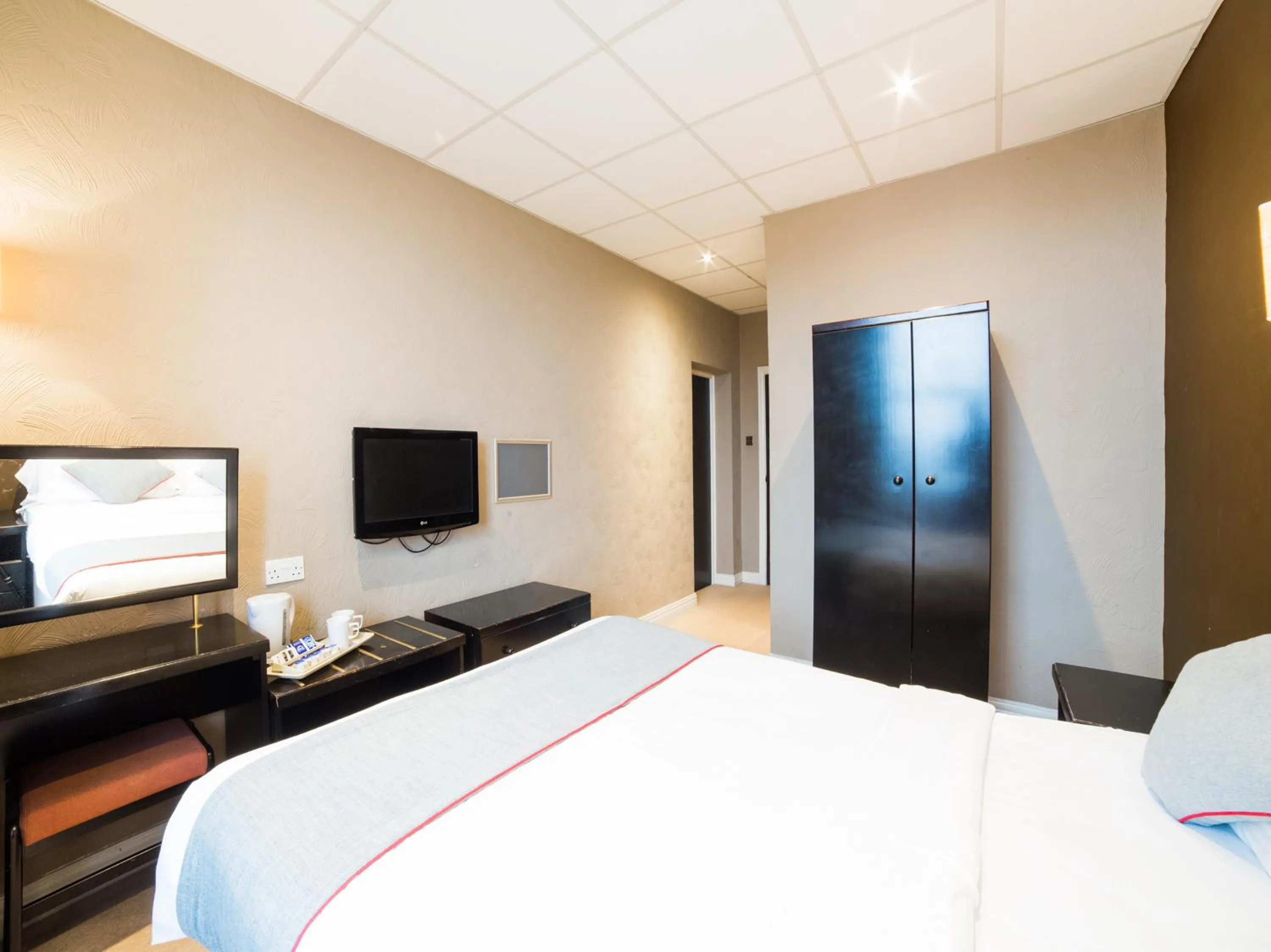 Photo of the whole room, TV/Entertainment Center in OYO Hotel Majestic