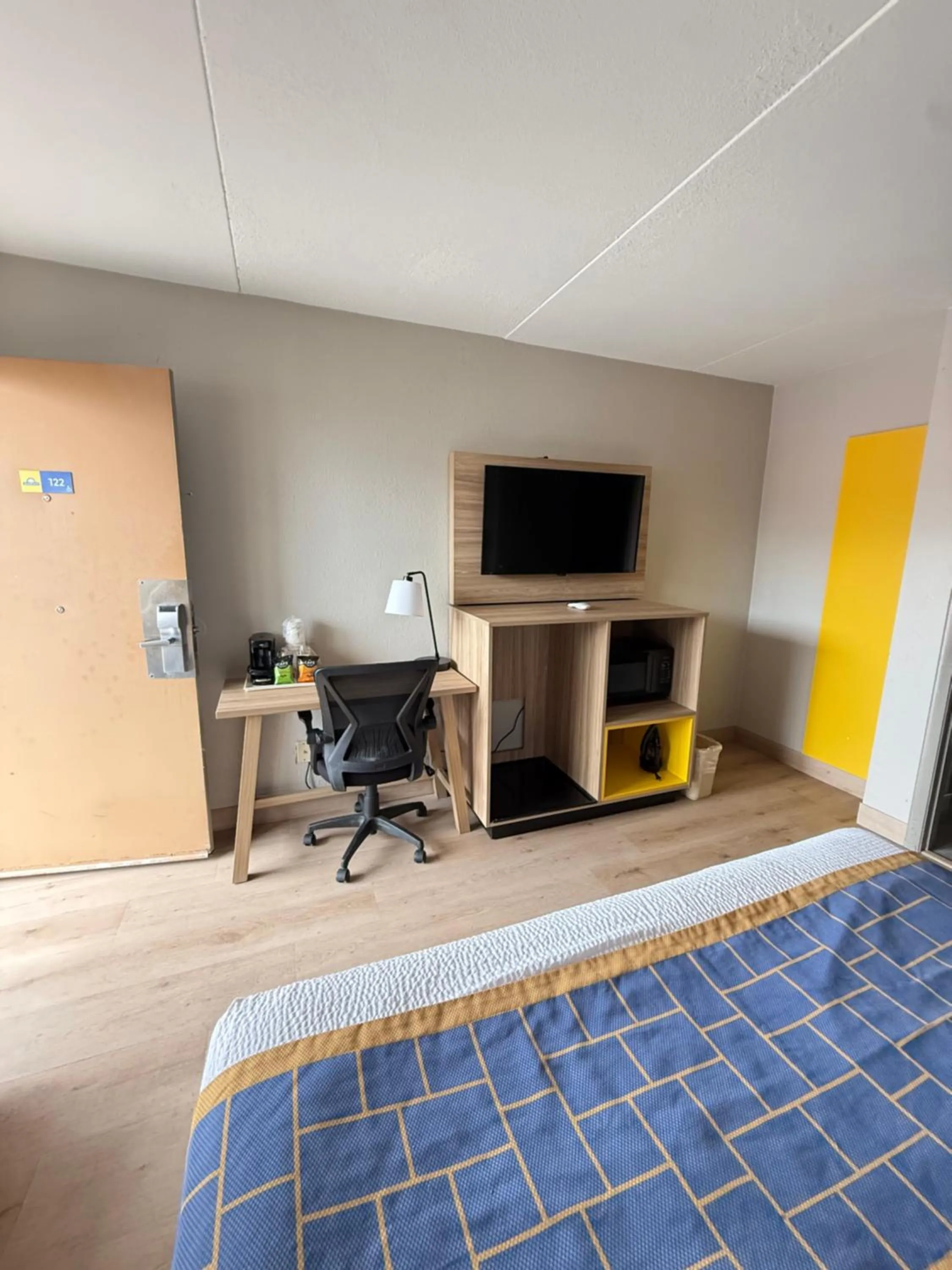 TV and multimedia, Bed in Days Inn by Wyndham Shorter