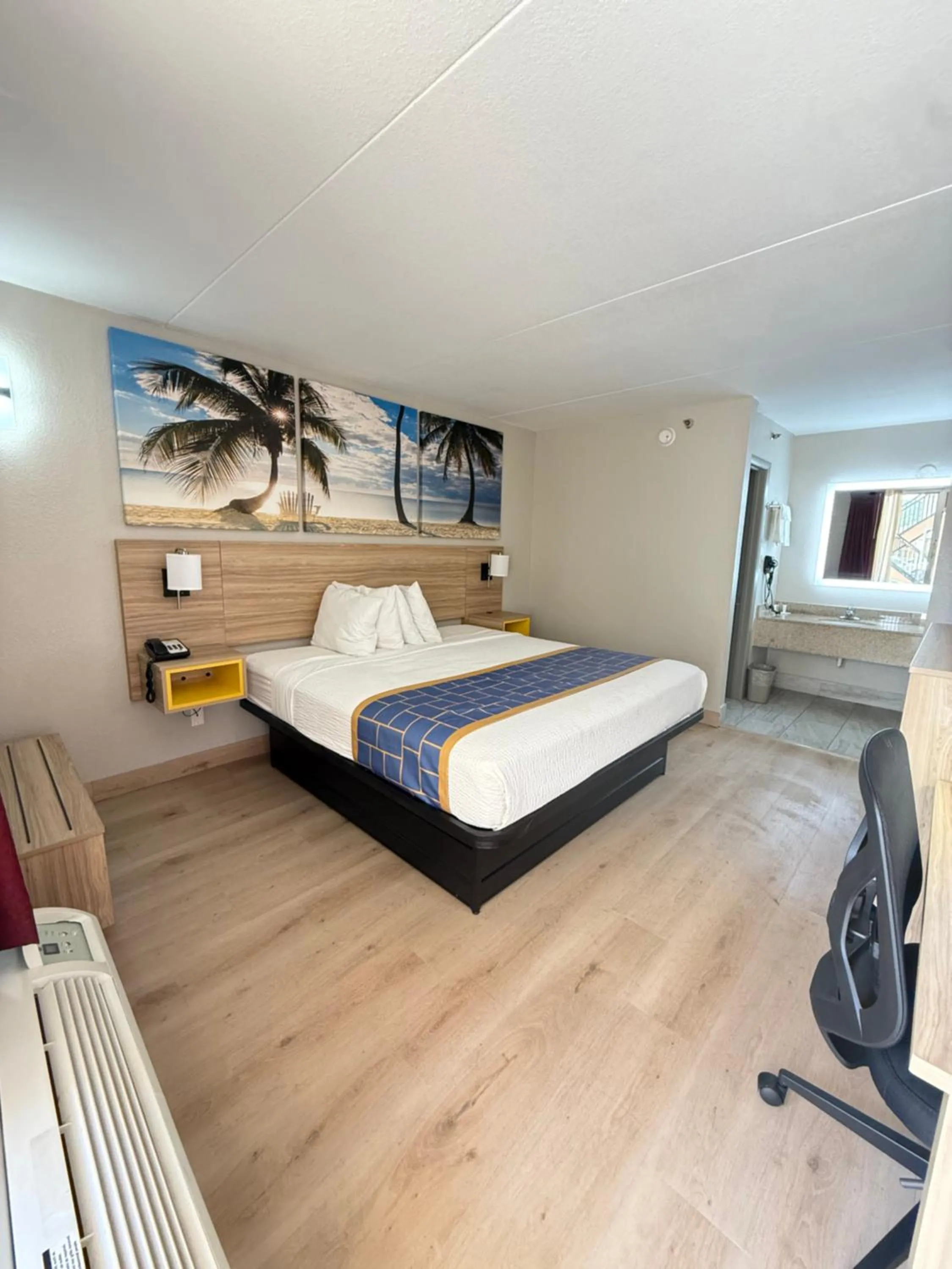 Photo of the whole room, Bed in Days Inn by Wyndham Shorter