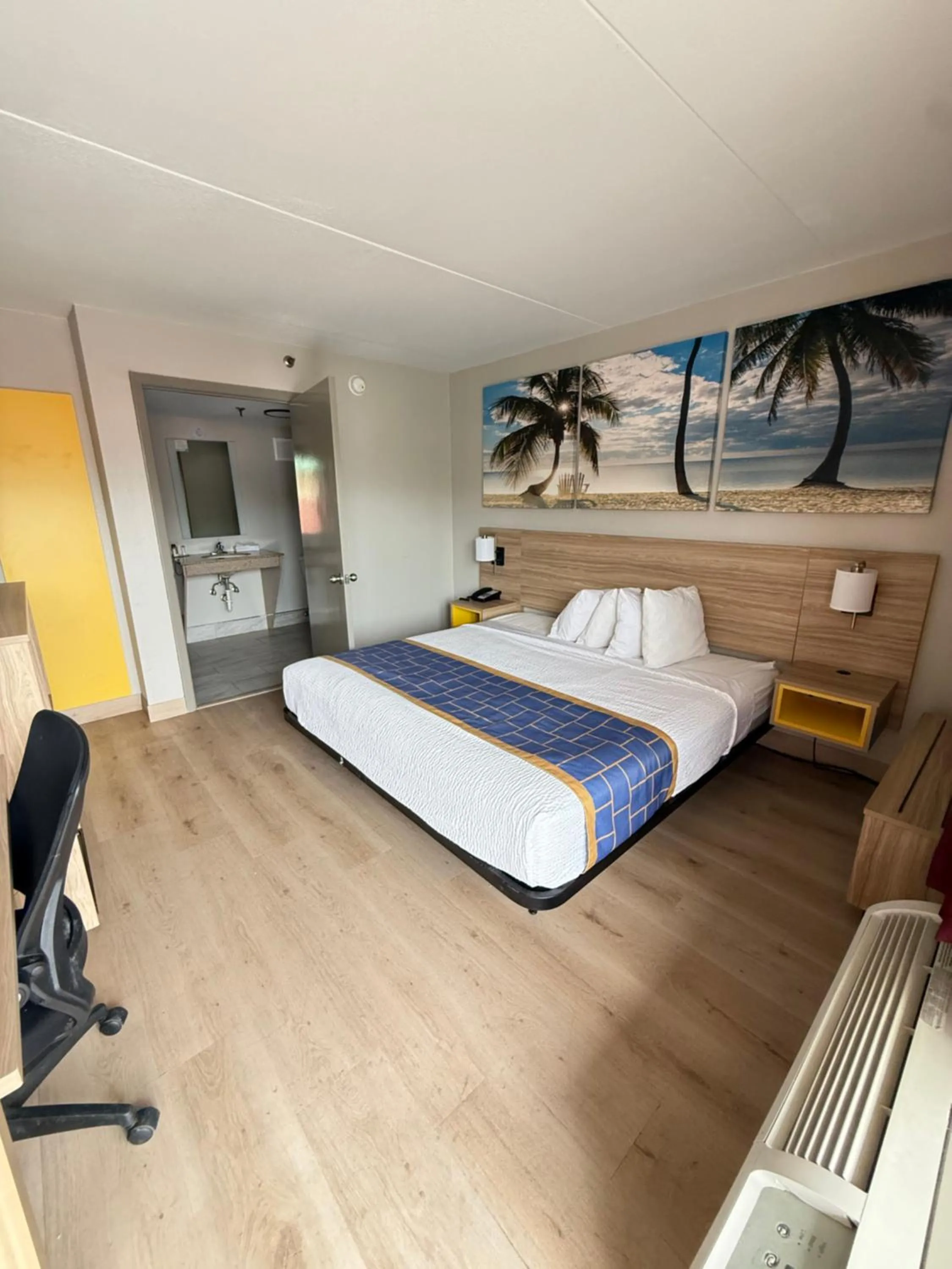 Bed in Days Inn by Wyndham Shorter