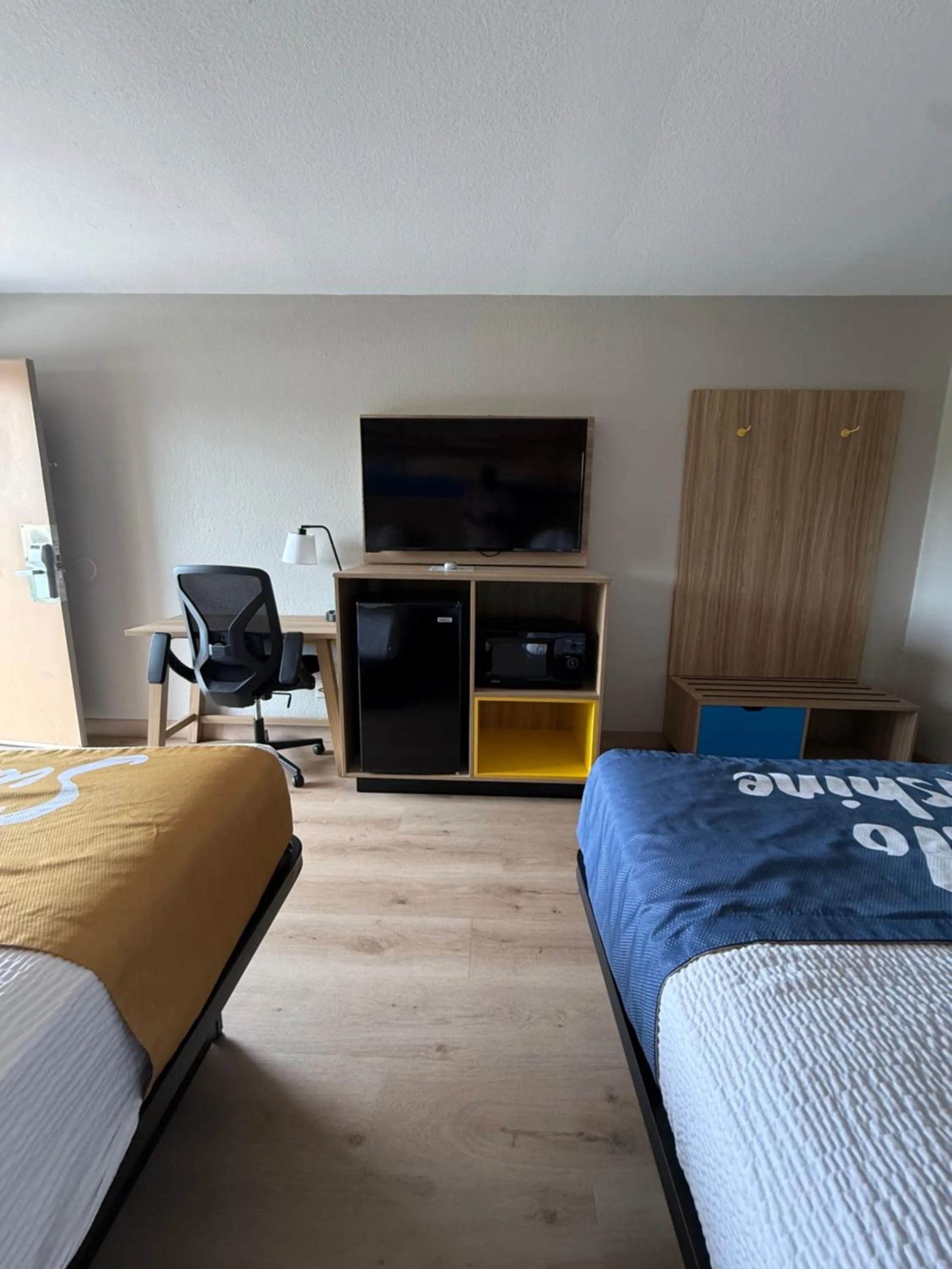 TV and multimedia, Bed in Days Inn by Wyndham Shorter