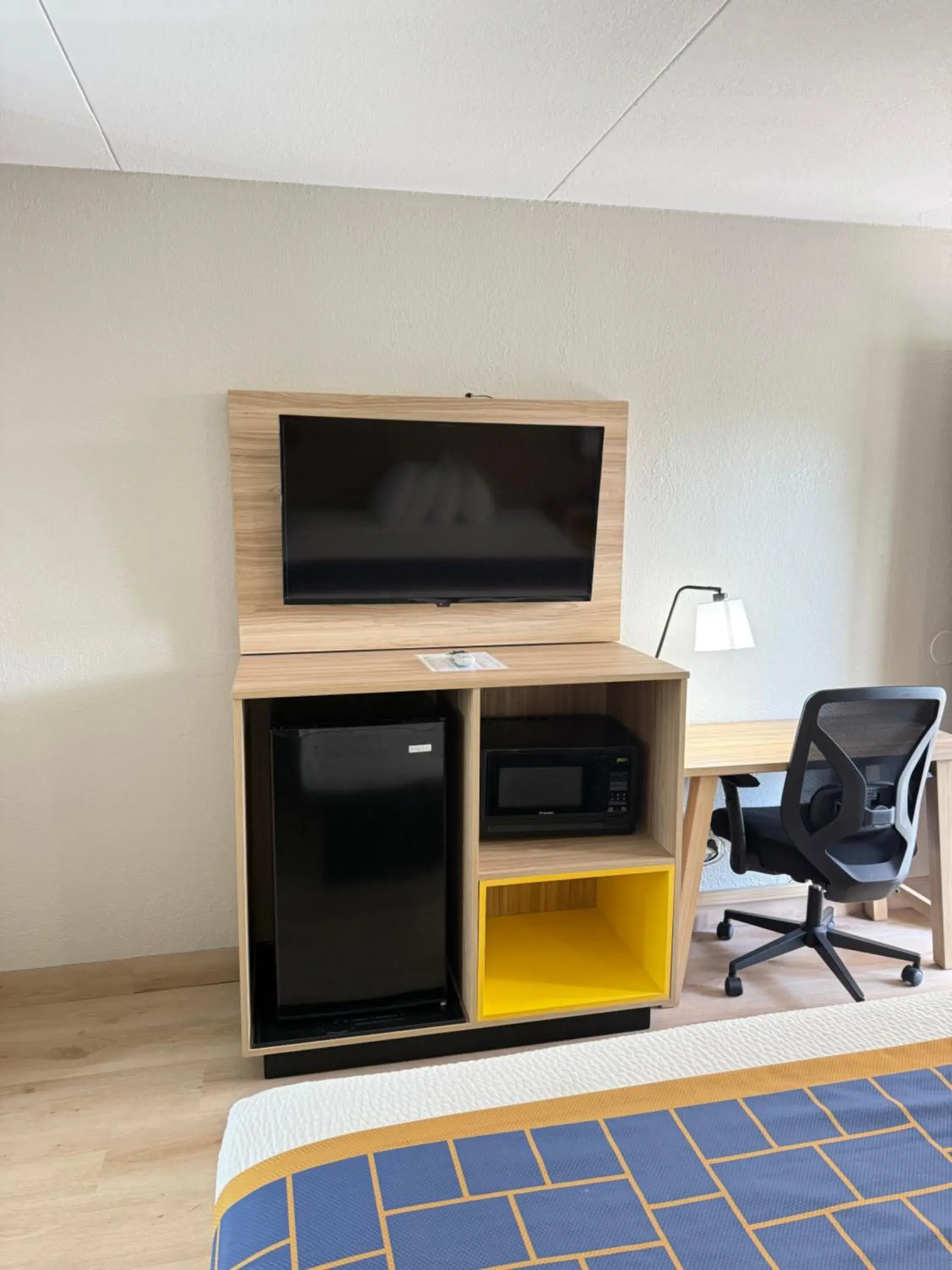 King Room- Non-Smoking in Days Inn by Wyndham Shorter King Room- Non-Smoking in Days Inn by Wyndham Shorter