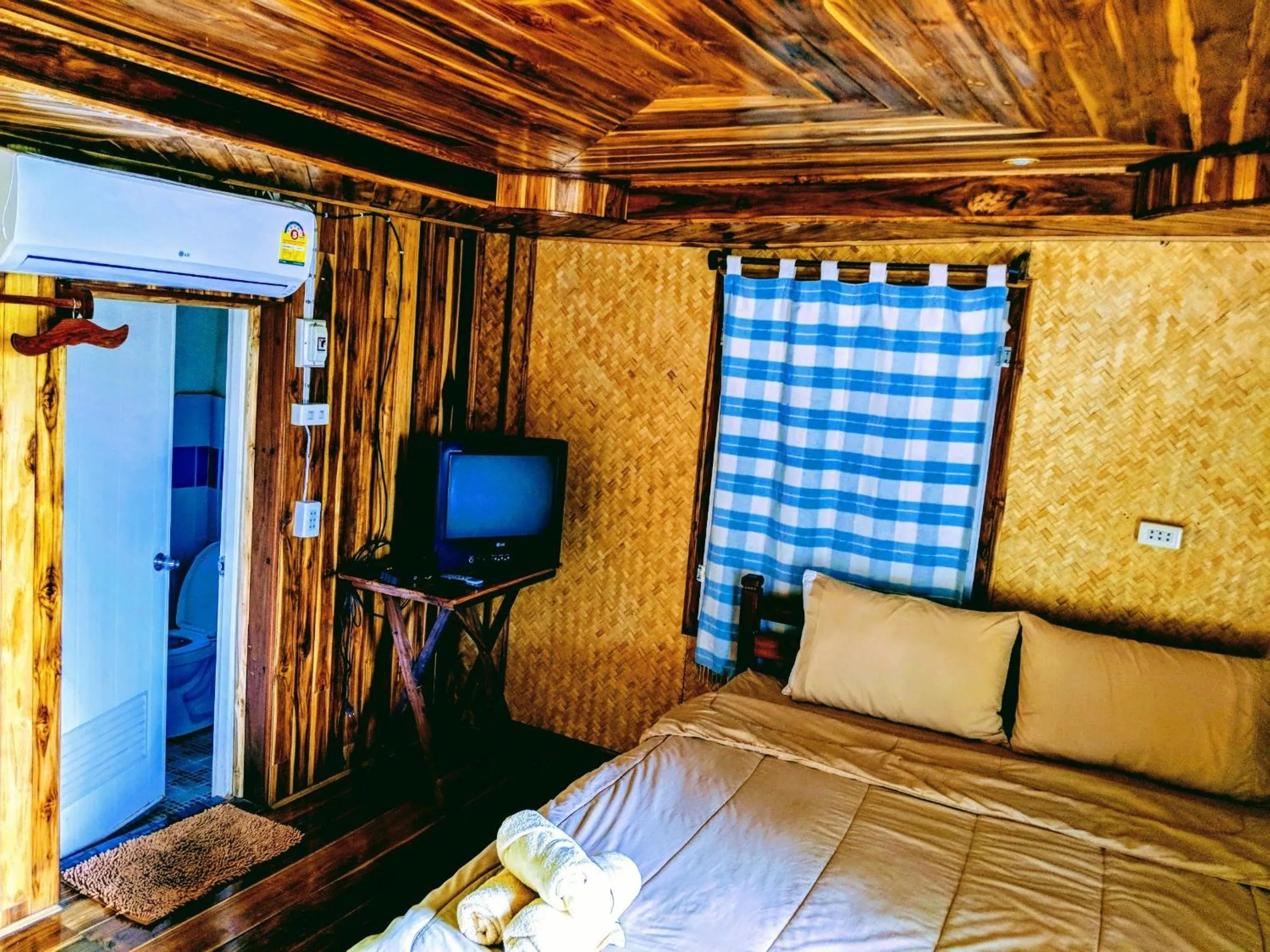 Bed in Bansuanphuhong Resort