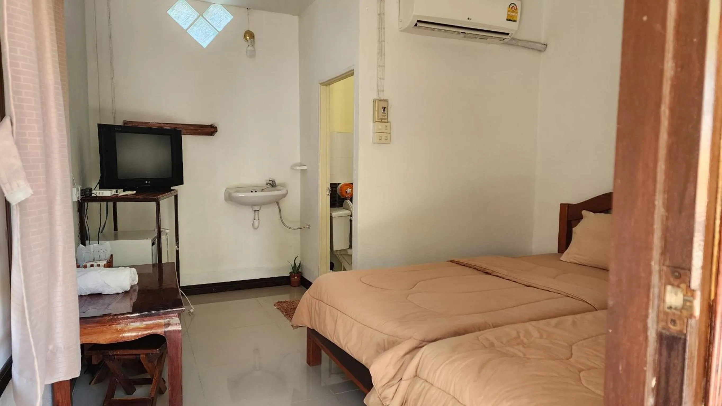 Bed in Bansuanphuhong Resort