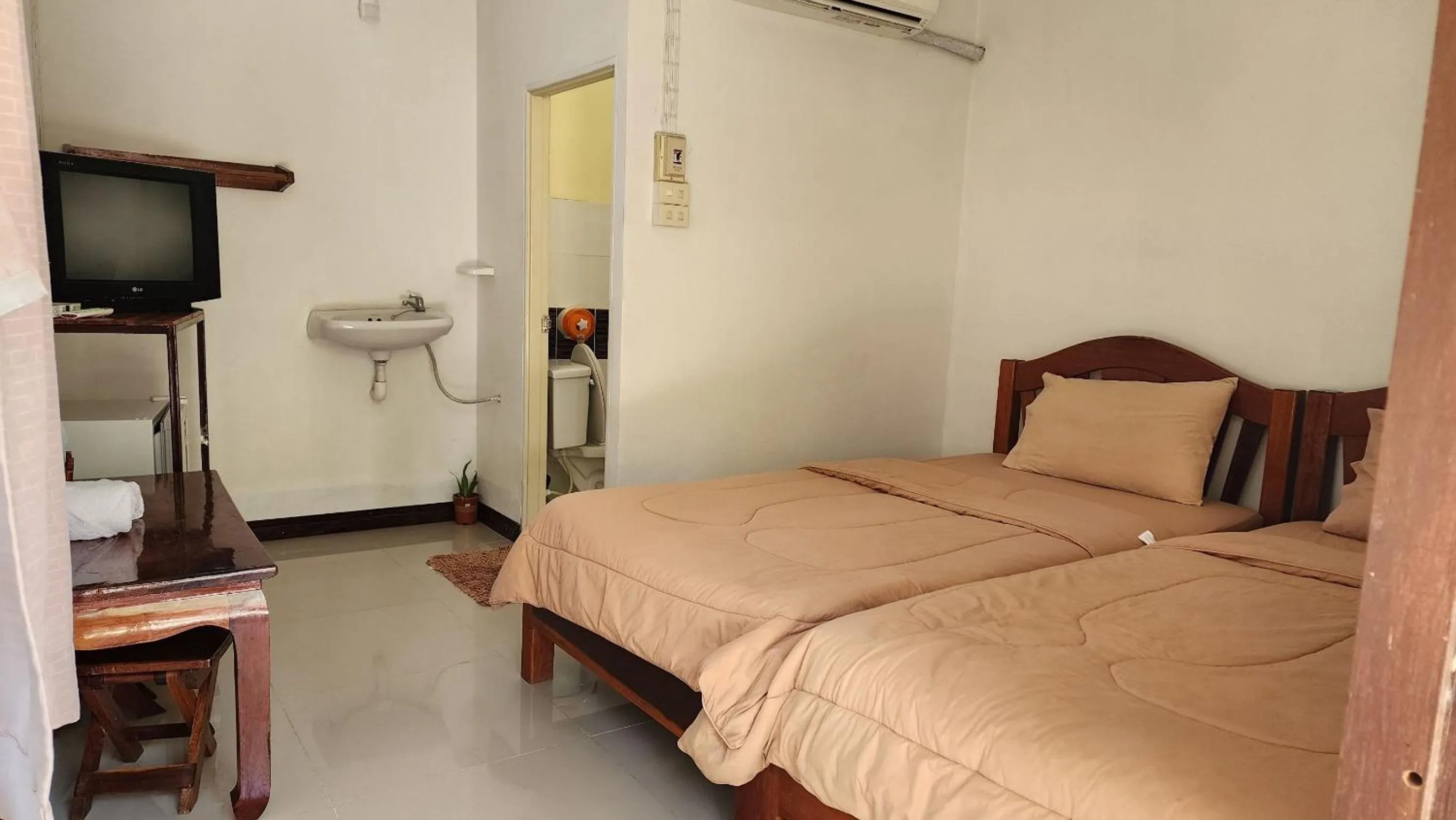 Bed in Bansuanphuhong Resort