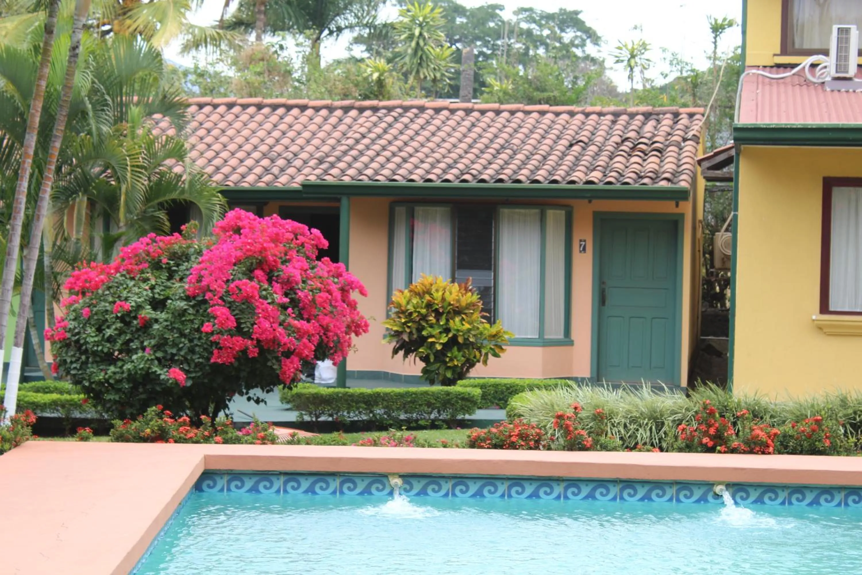Swimming pool in Hotel Bristol Aeropuerto