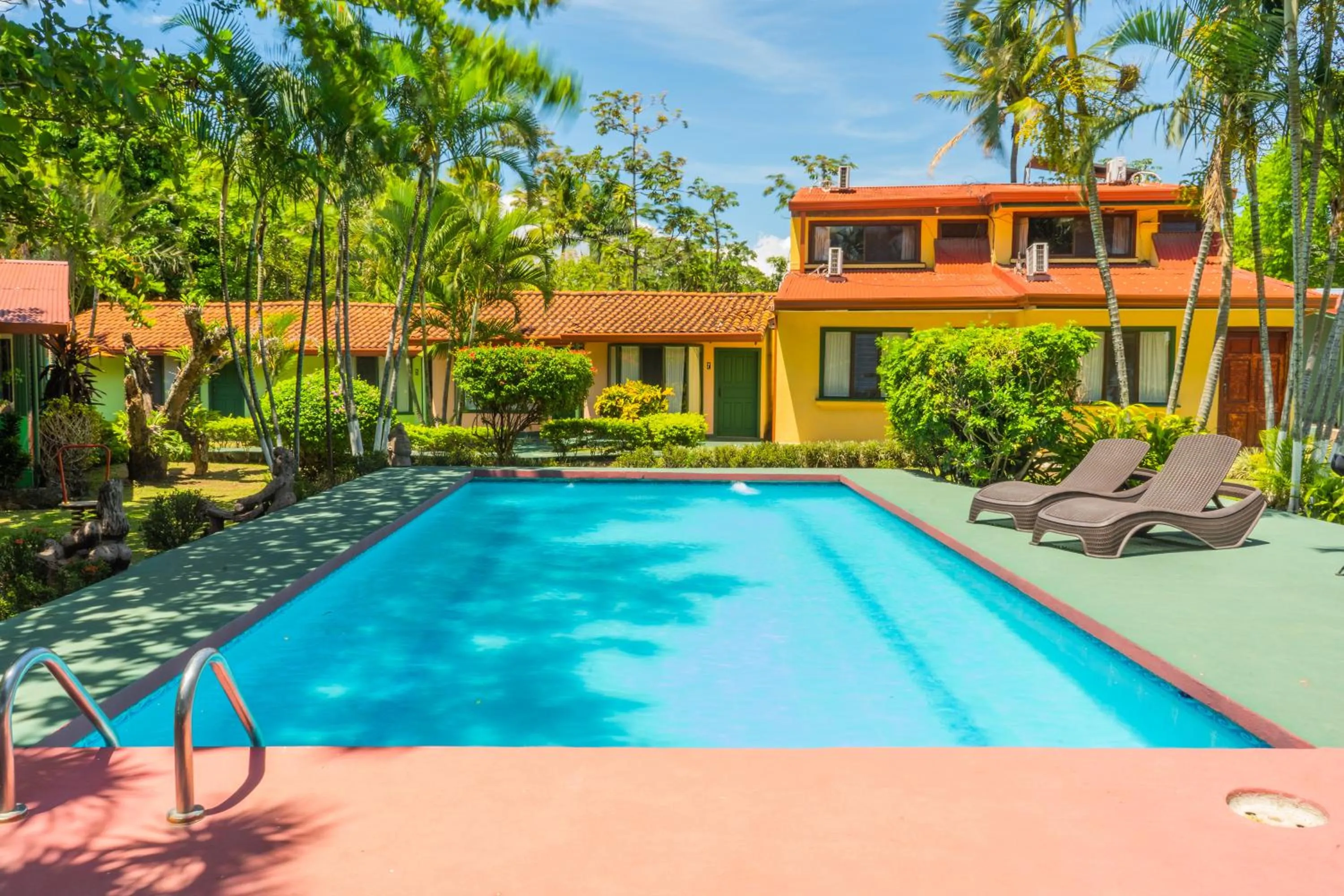 Swimming pool in Hotel Bristol Aeropuerto