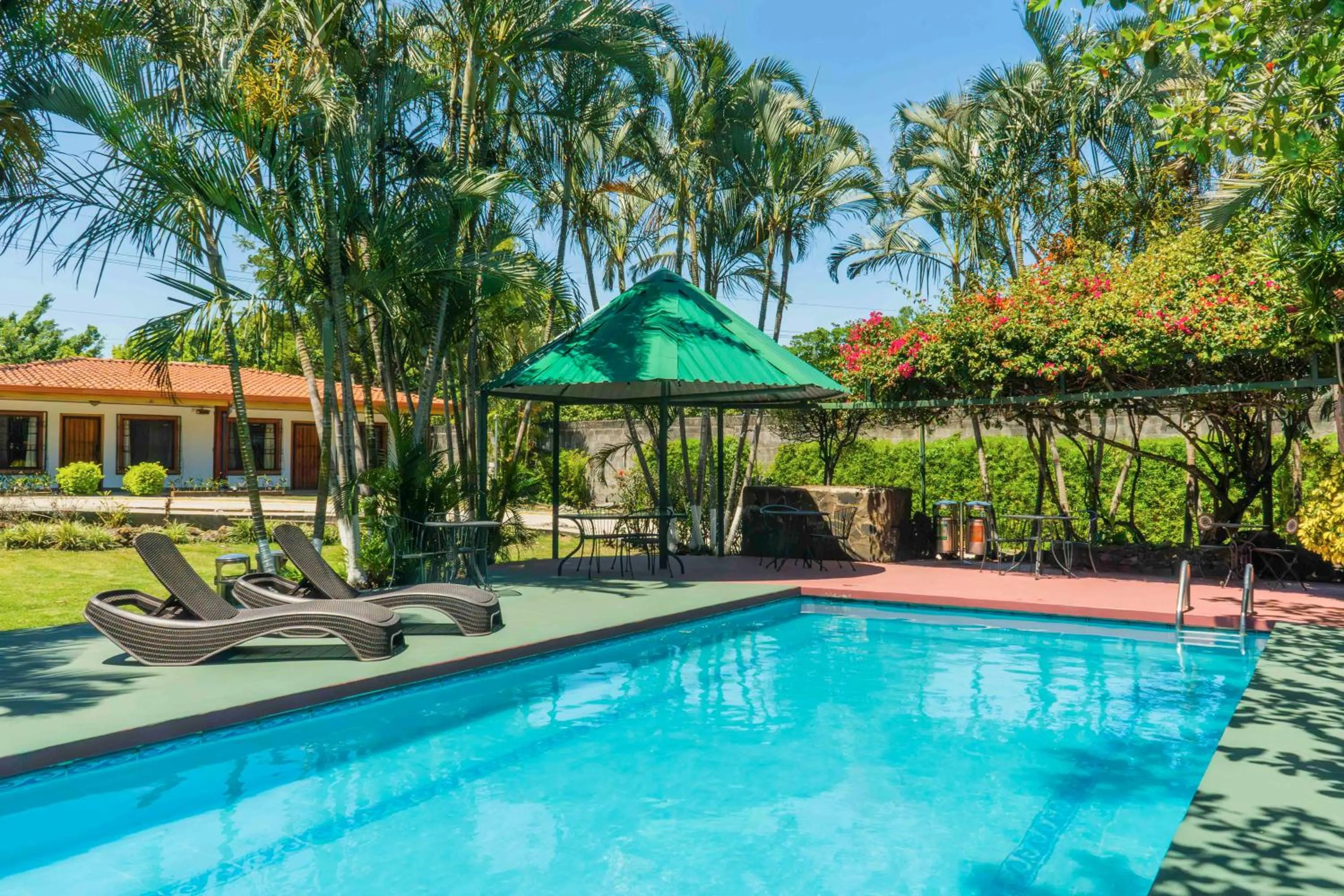 Swimming pool in Hotel Bristol Aeropuerto