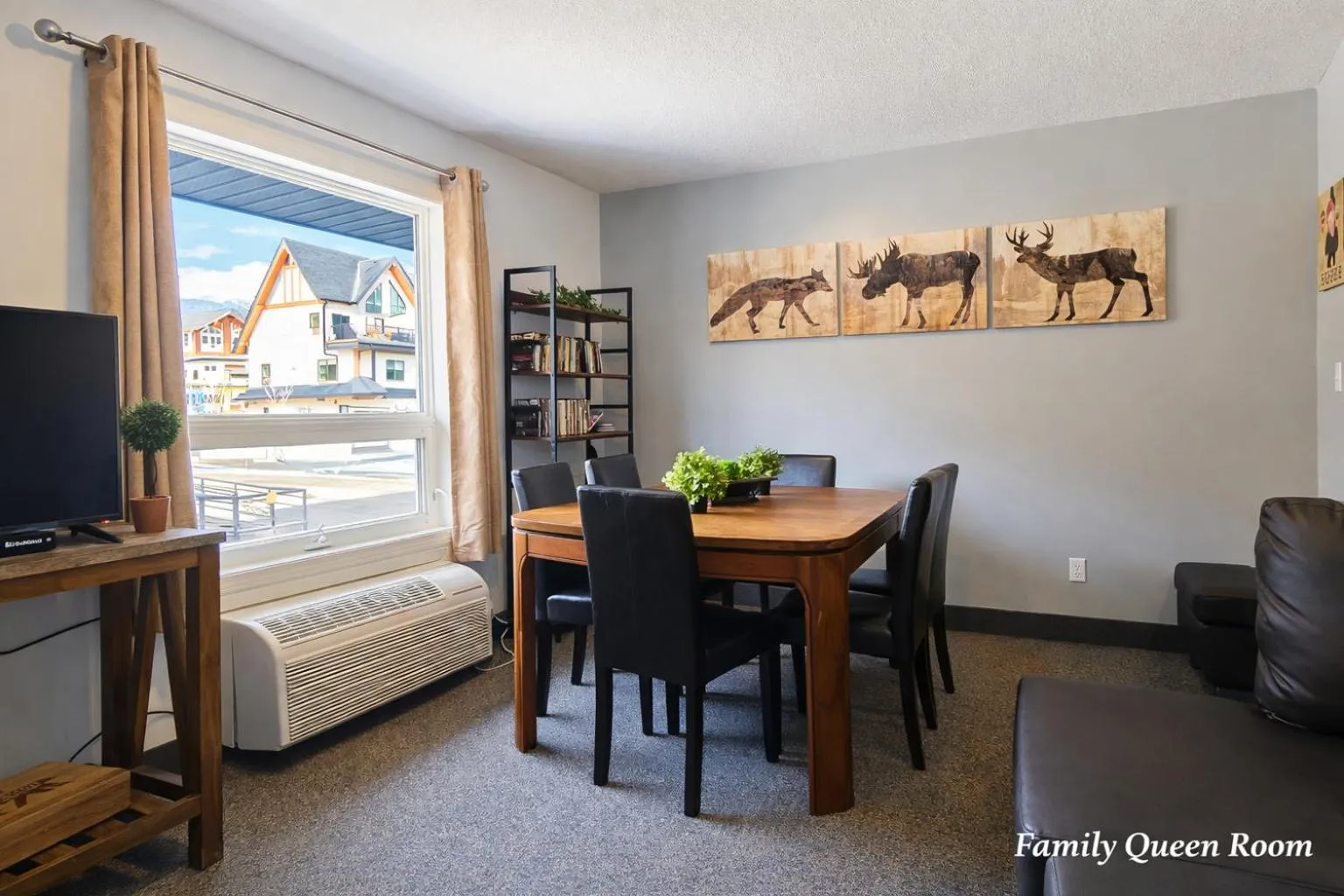 Dining area, Bed in Mountain View Inn