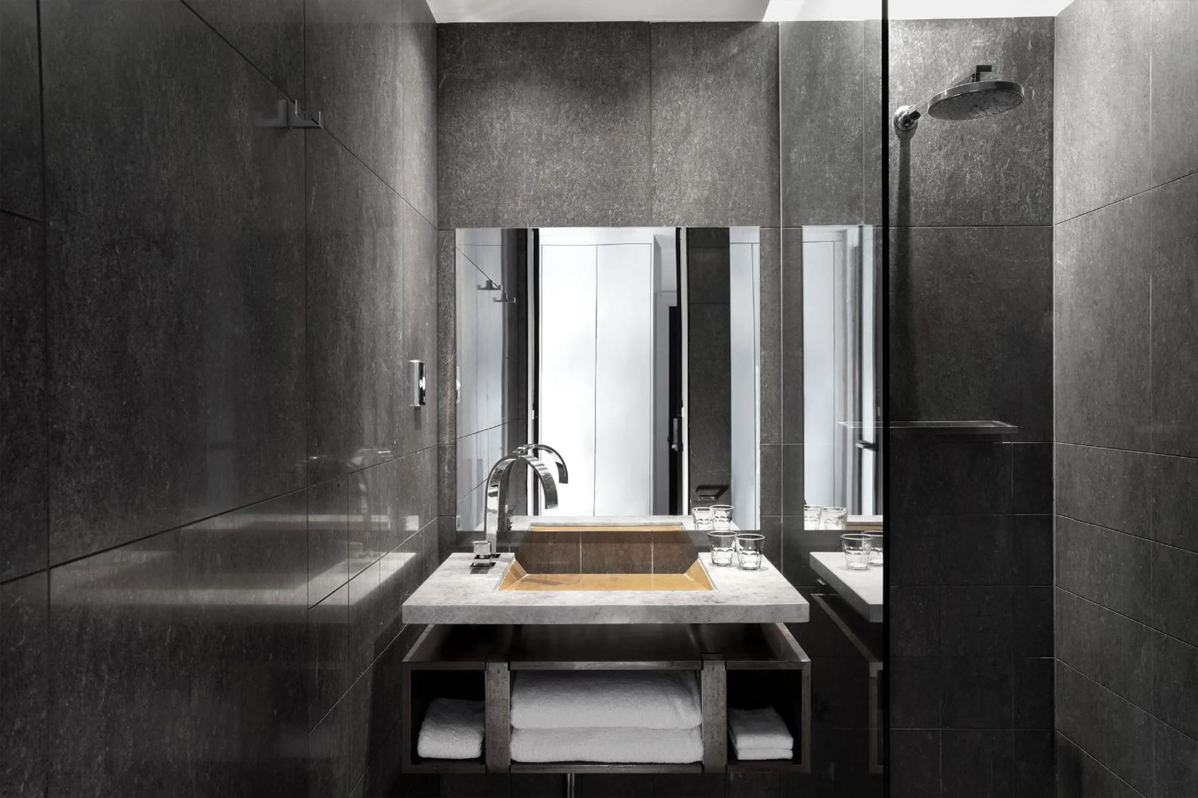 Shower in Peppers Gallery Hotel