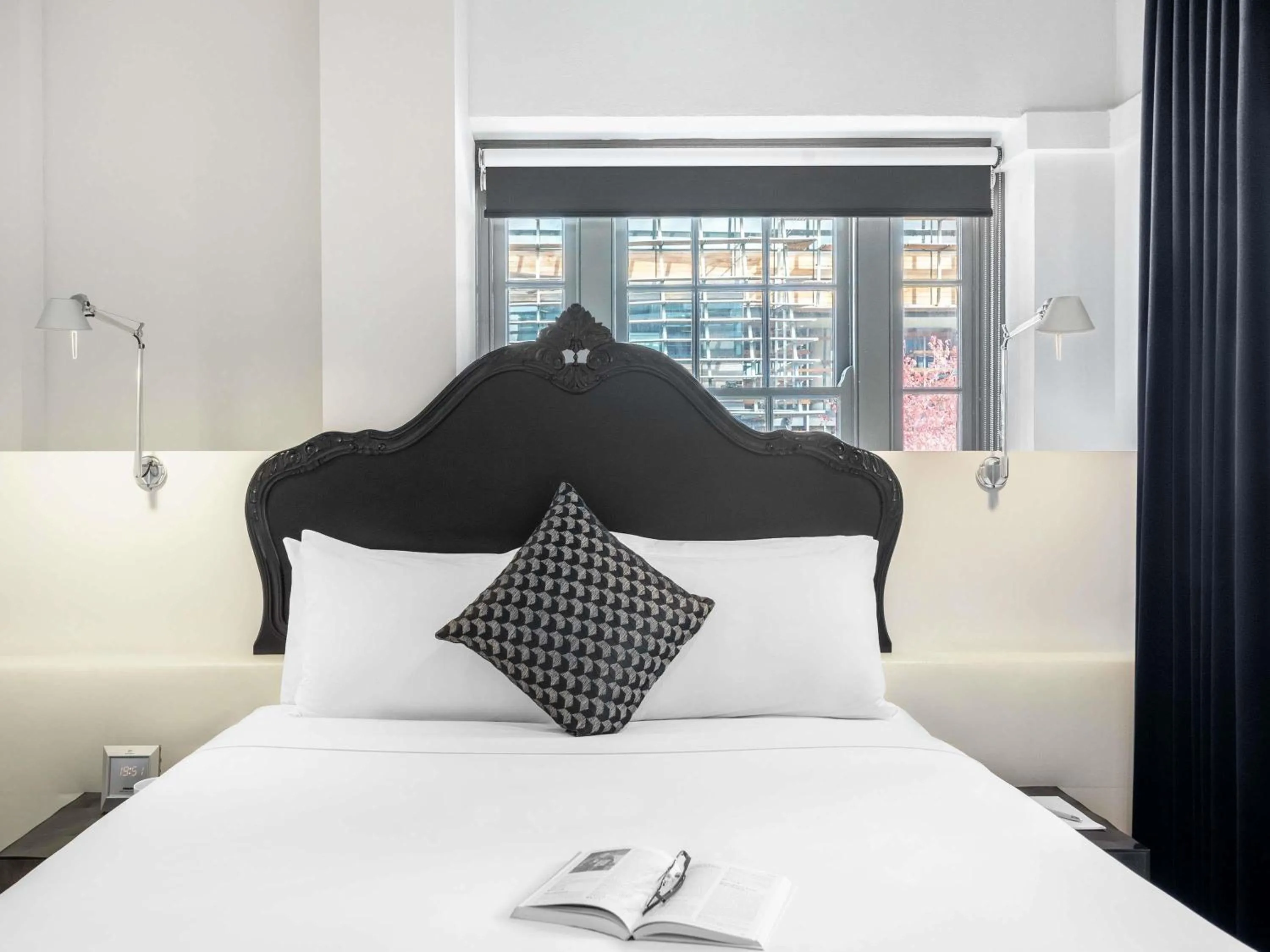 Bedroom, Bed in Peppers Gallery Hotel