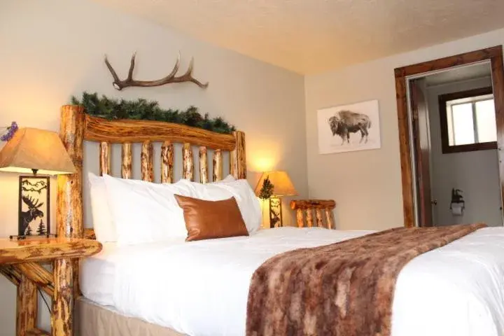 Queen Room in The Evergreen Queen Room in The Evergreen