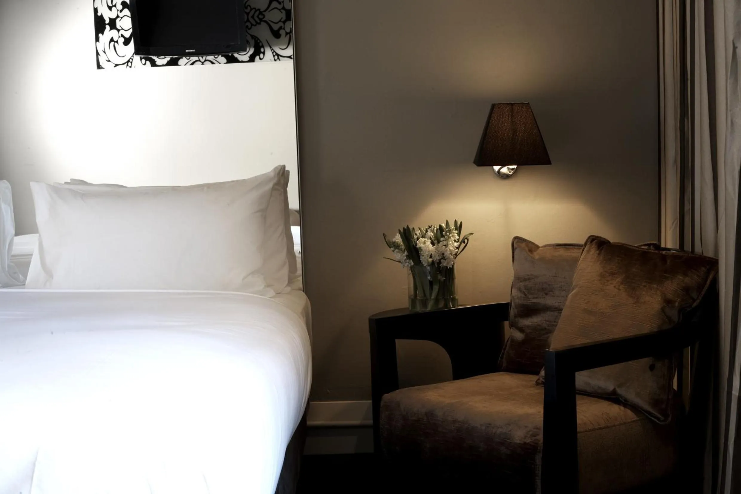 Seating area, Bed in Kirketon Hotel Sydney