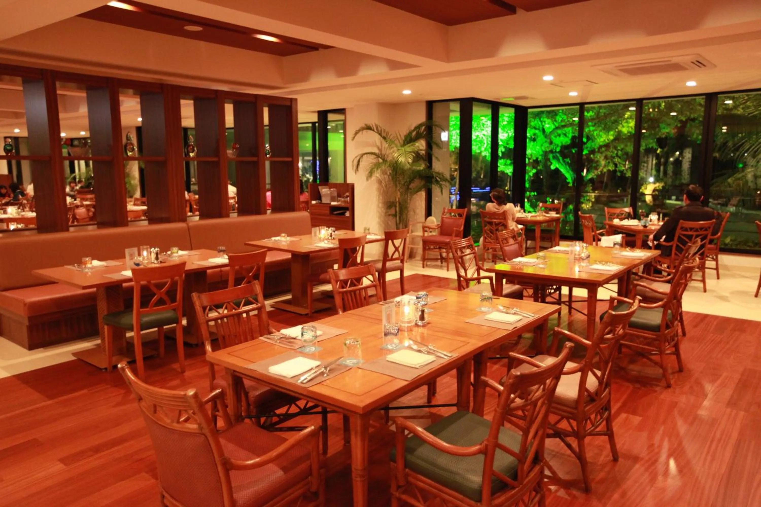 Restaurant/places to eat in Palace In Moon Beach