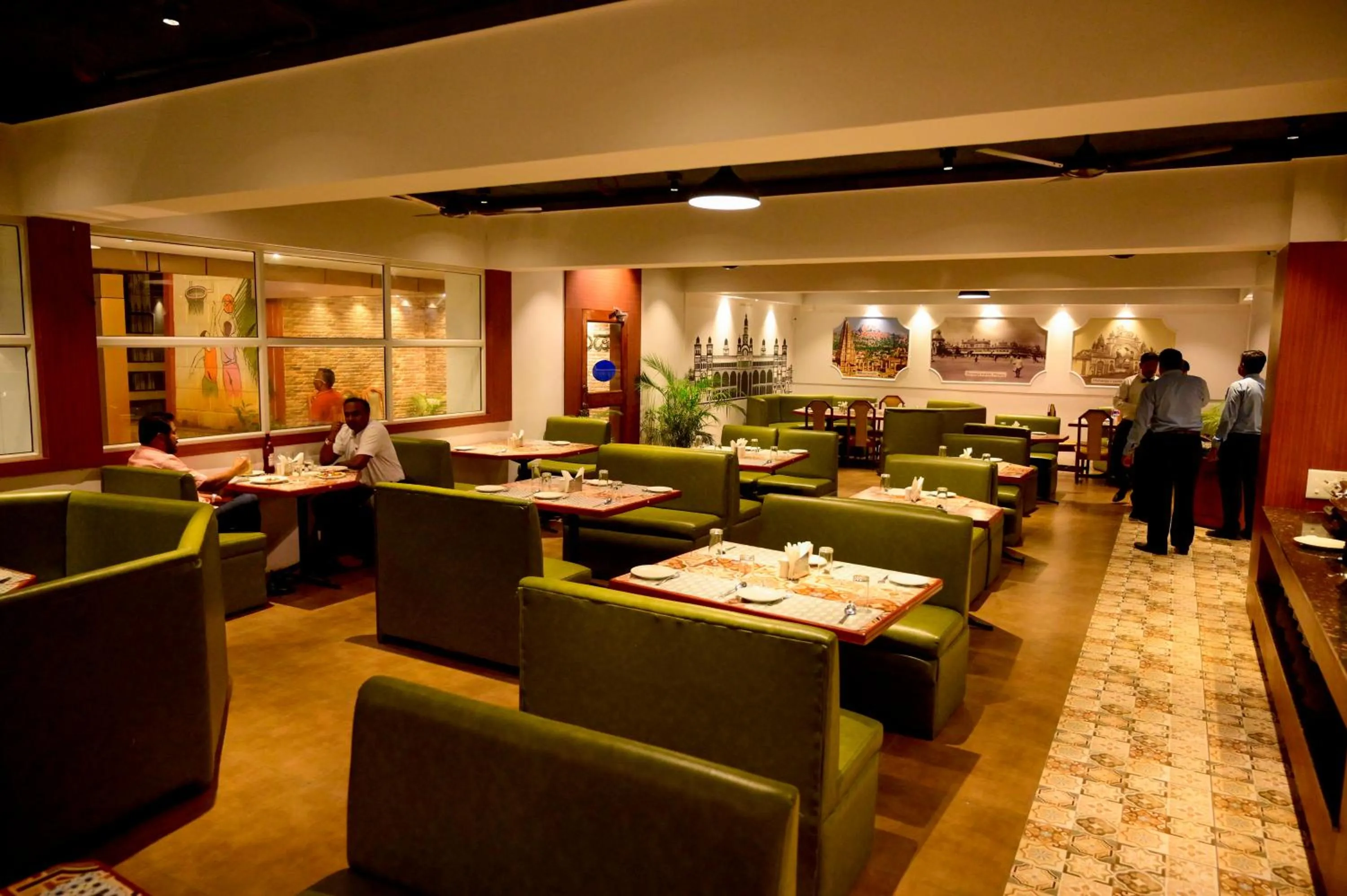 Restaurant/places to eat in Maya's Kings Kourt