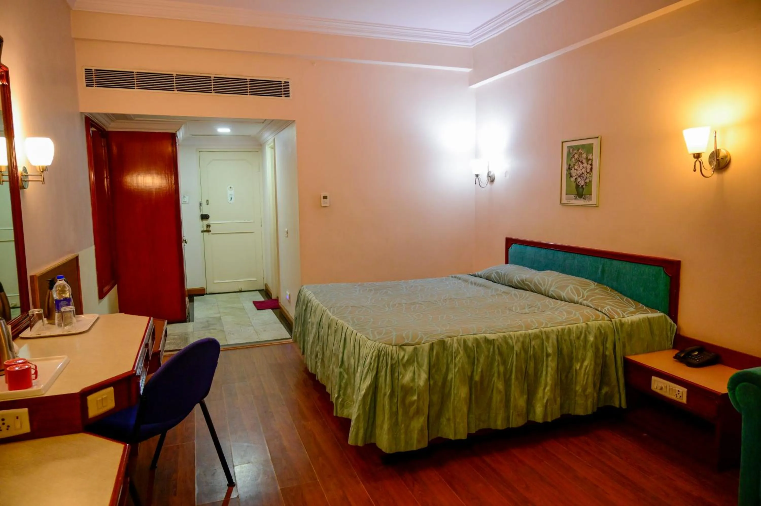 Bed in Maya's Kings Kourt