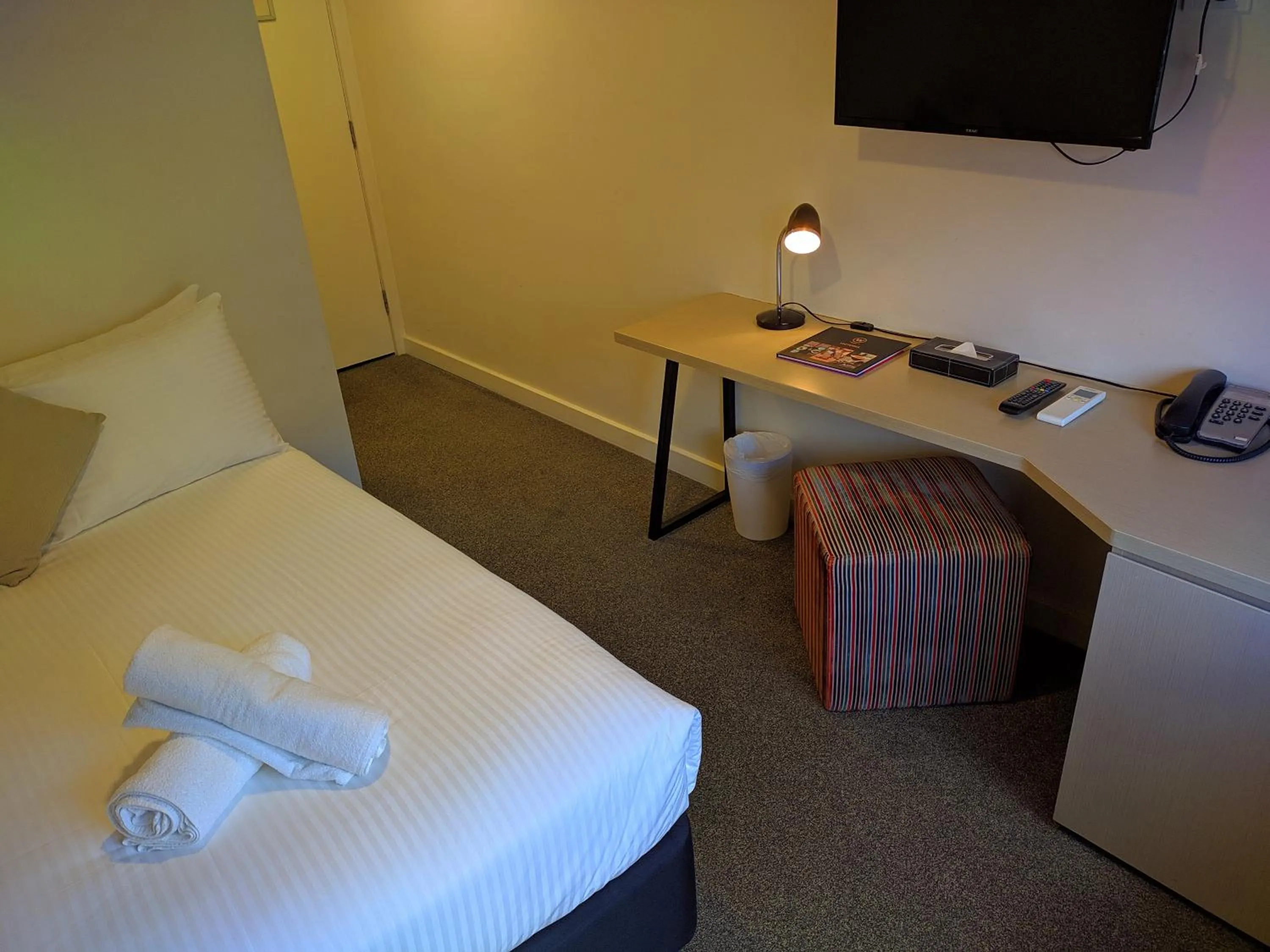 TV and multimedia, Bed in Cosmopolitan Hotel and Apartments