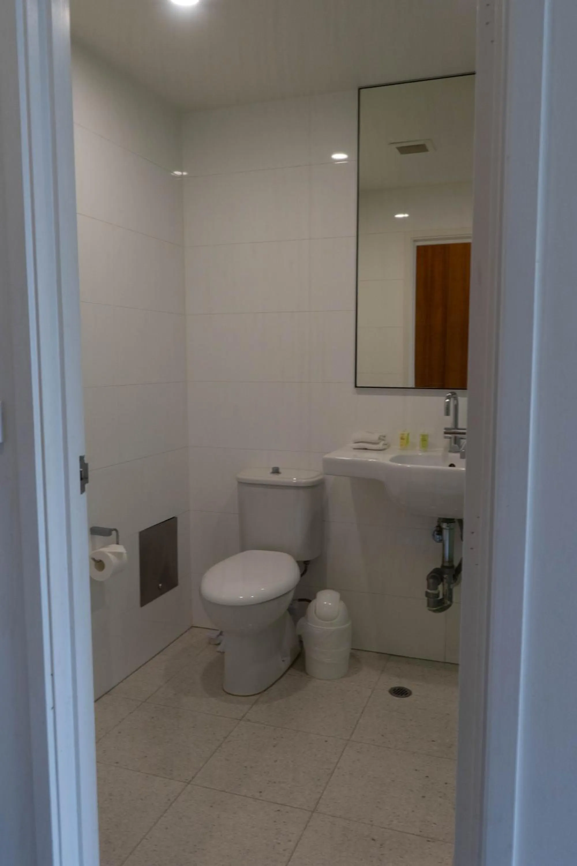 Bathroom in Cosmopolitan Hotel and Apartments