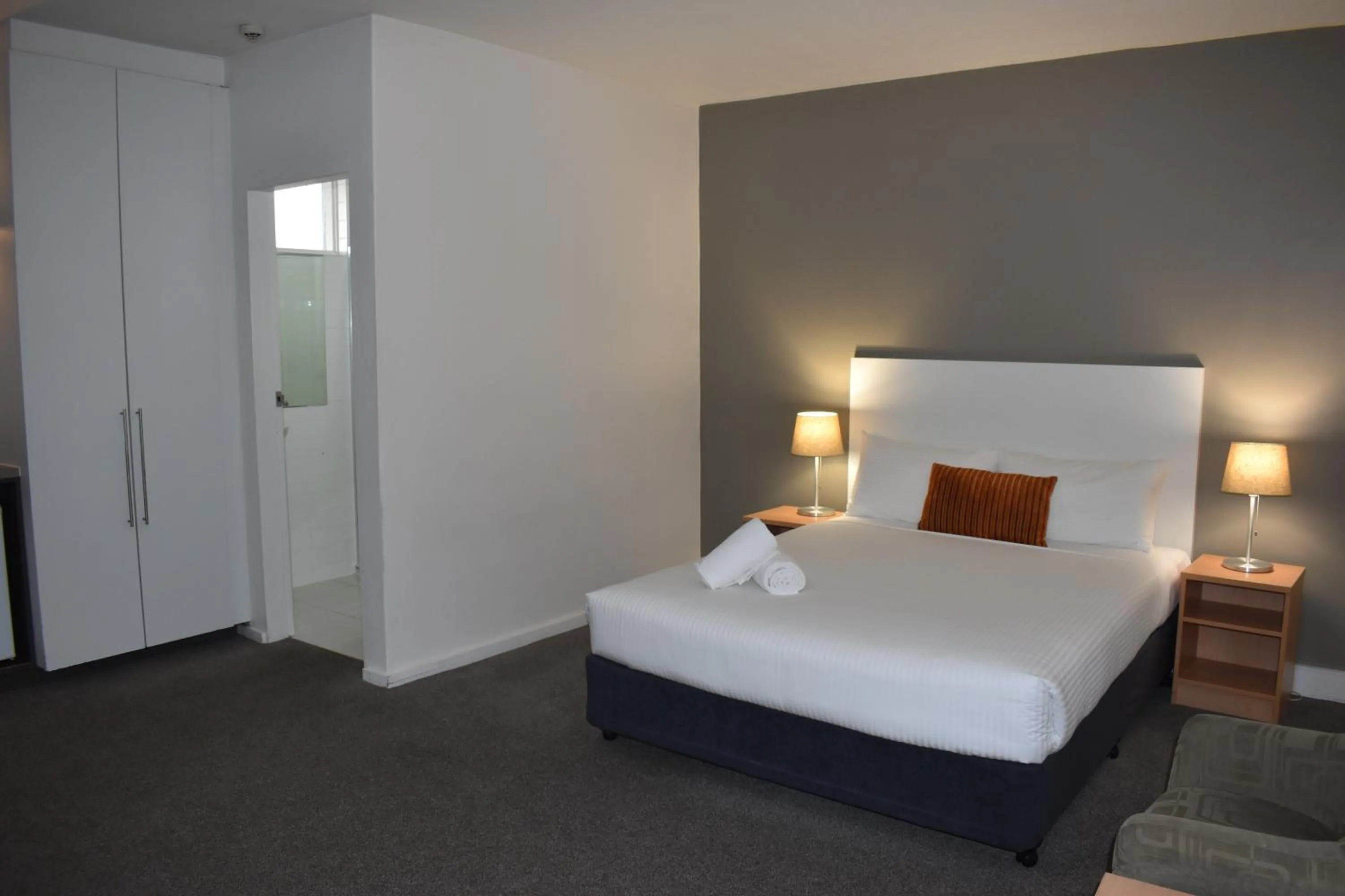 Bathroom, Bed in Cosmopolitan Hotel and Apartments