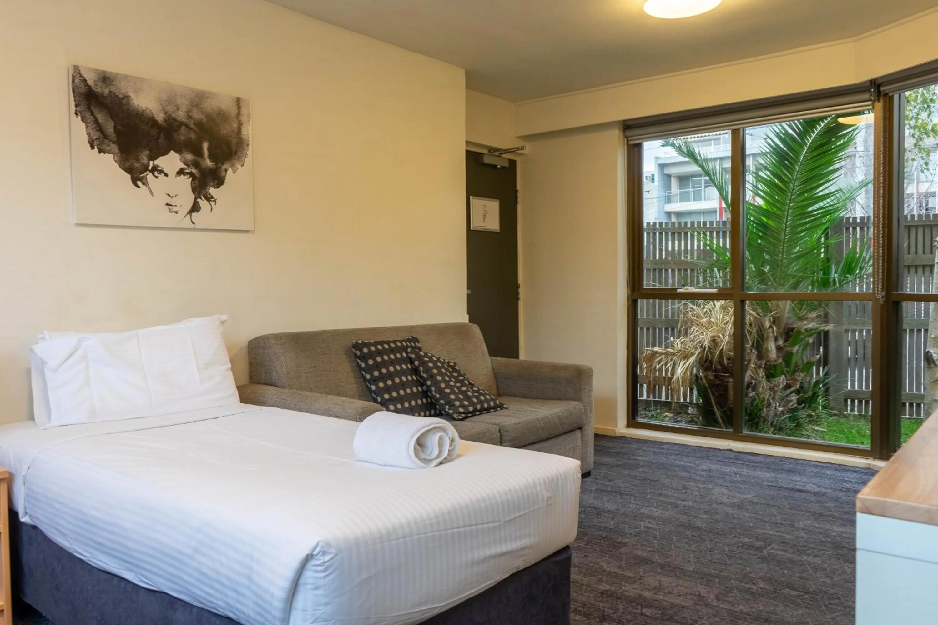 Bed in Cosmopolitan Hotel and Apartments