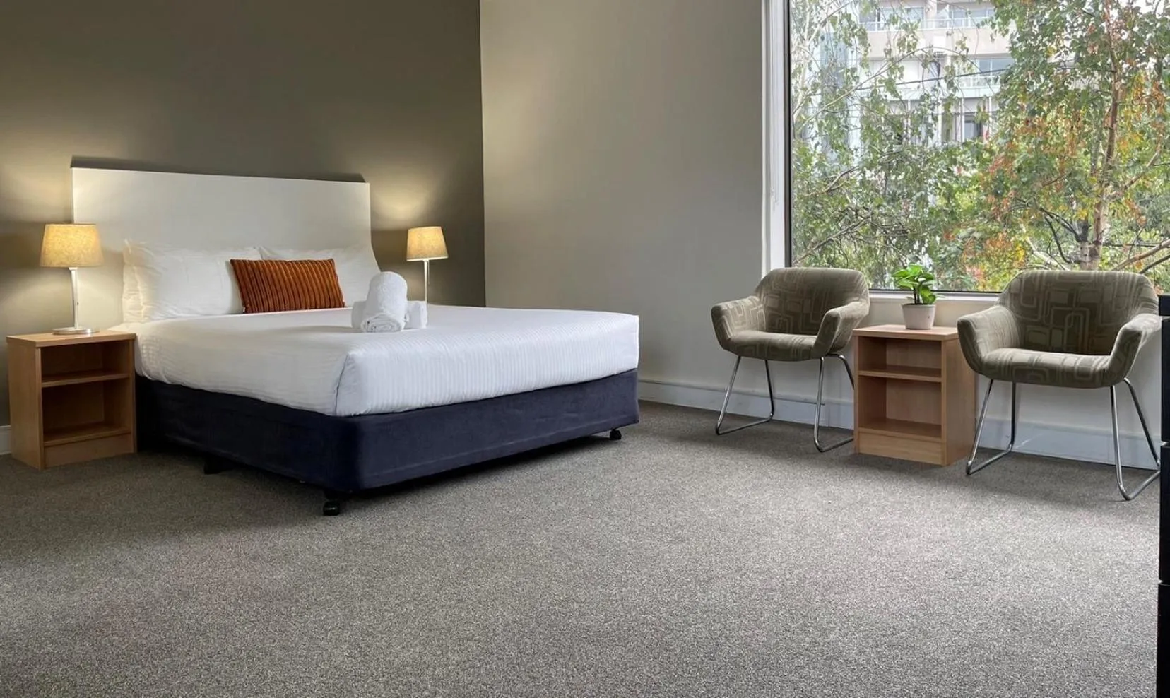 Bed in Cosmopolitan Hotel and Apartments