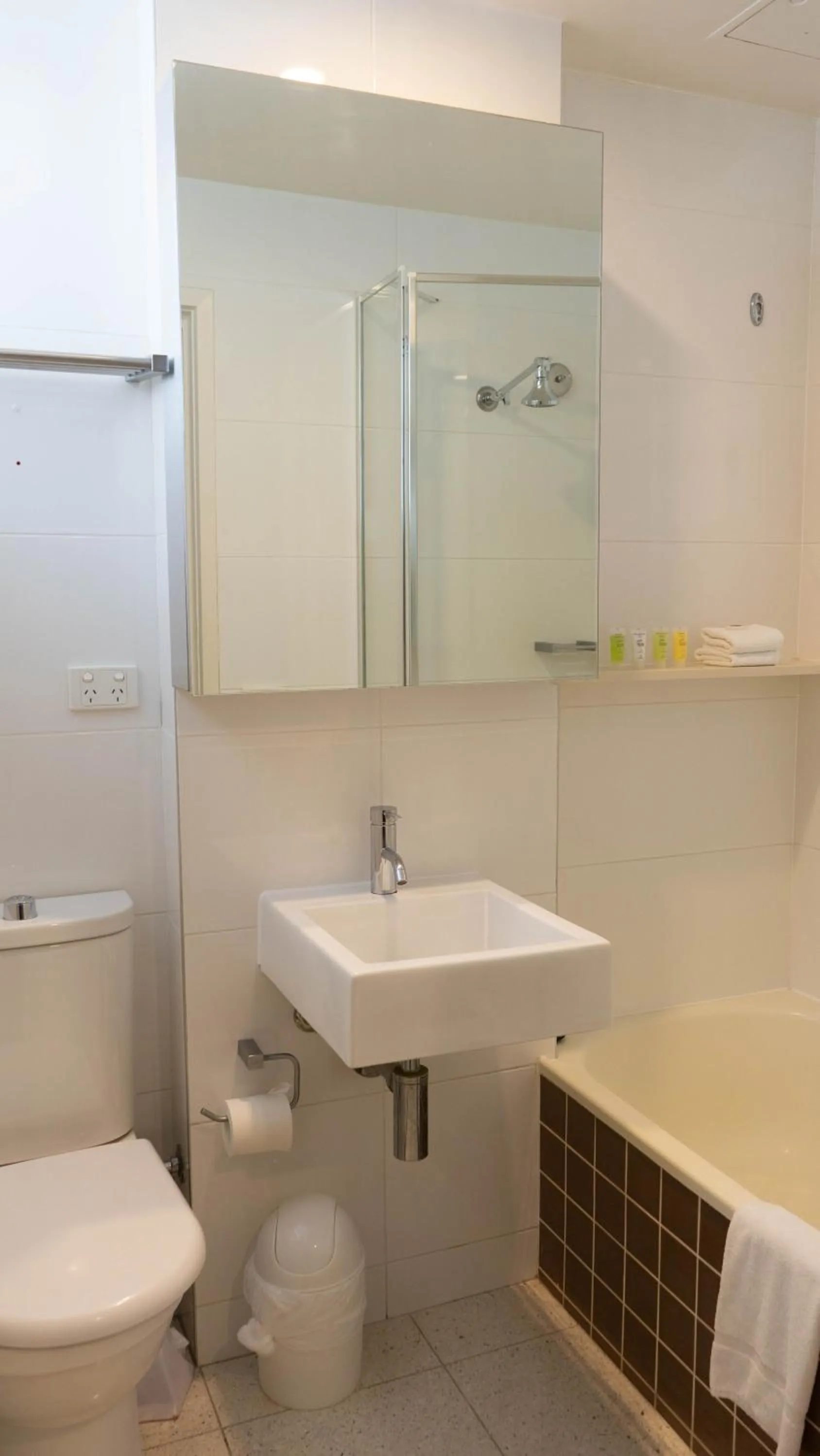 Bathroom in Cosmopolitan Hotel and Apartments