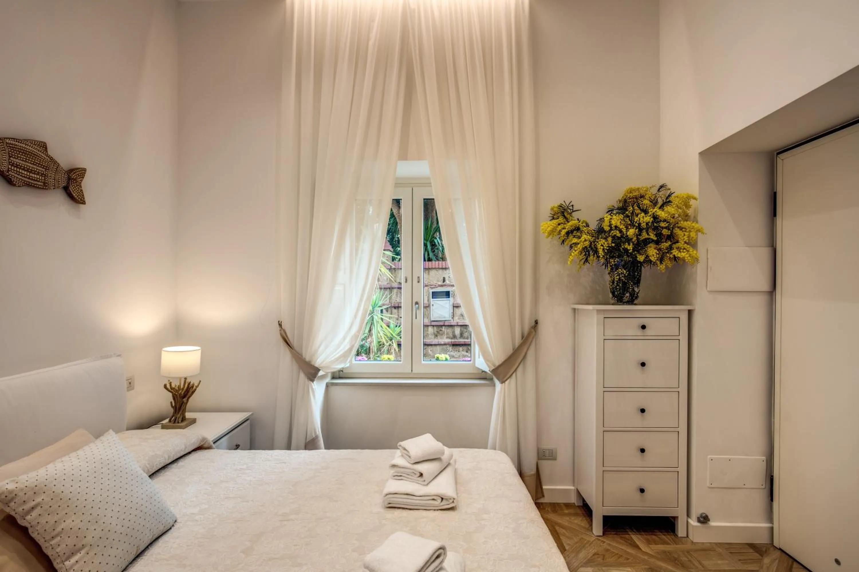 Photo of the whole room, Bed in Sorrento Square Suites