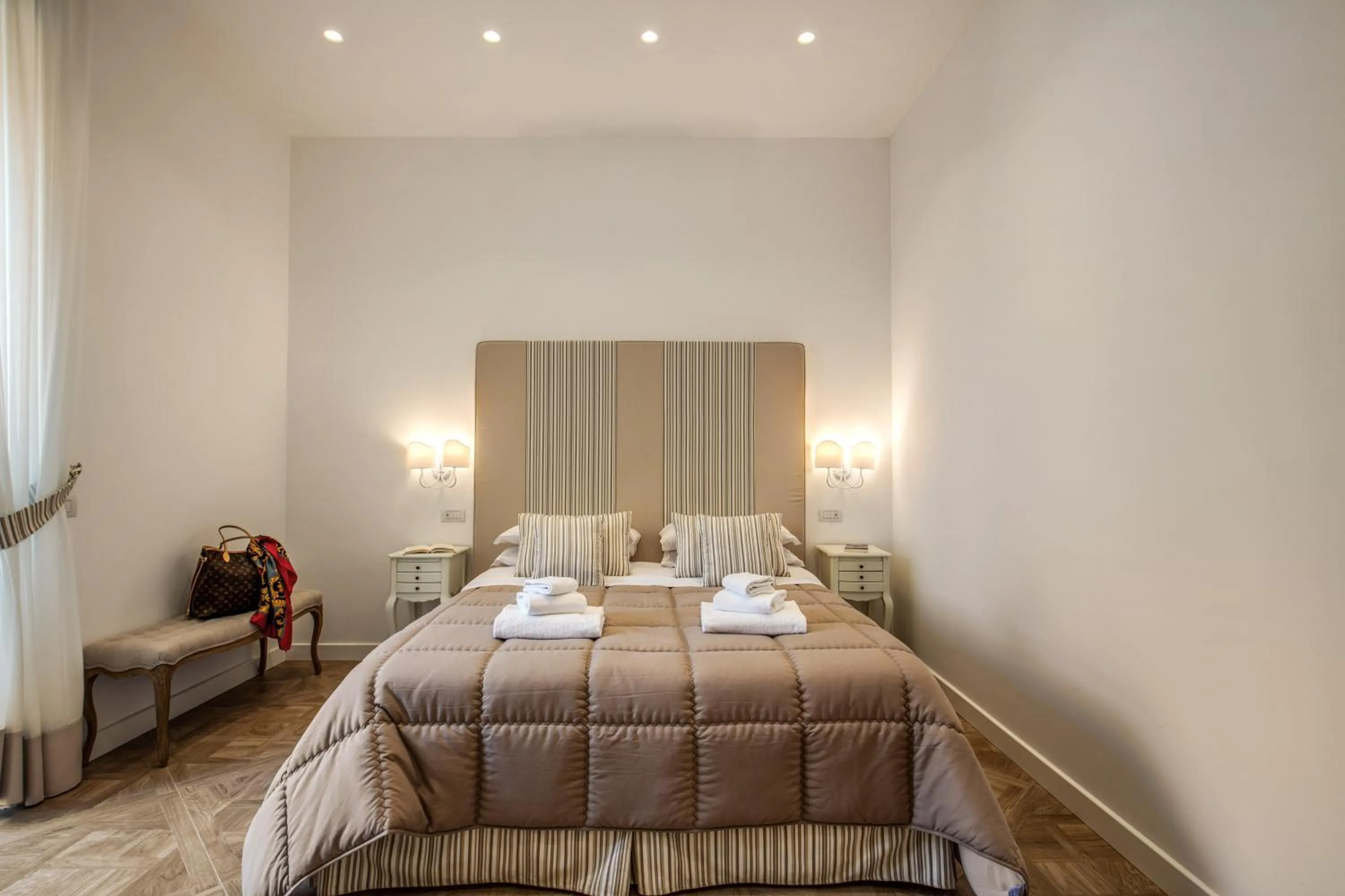 Photo of the whole room, Bed in Sorrento Square Suites