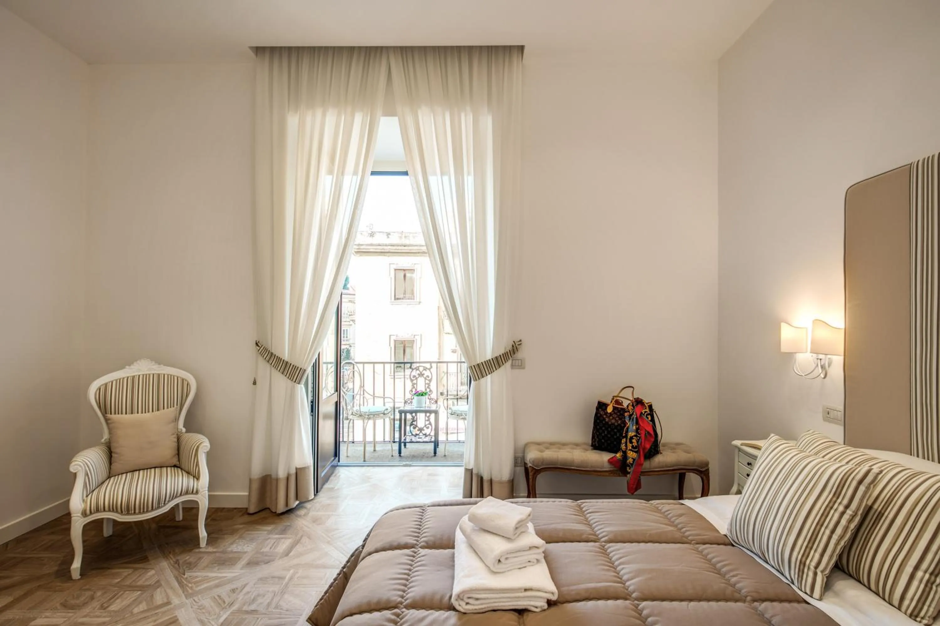 Photo of the whole room, Bed in Sorrento Square Suites