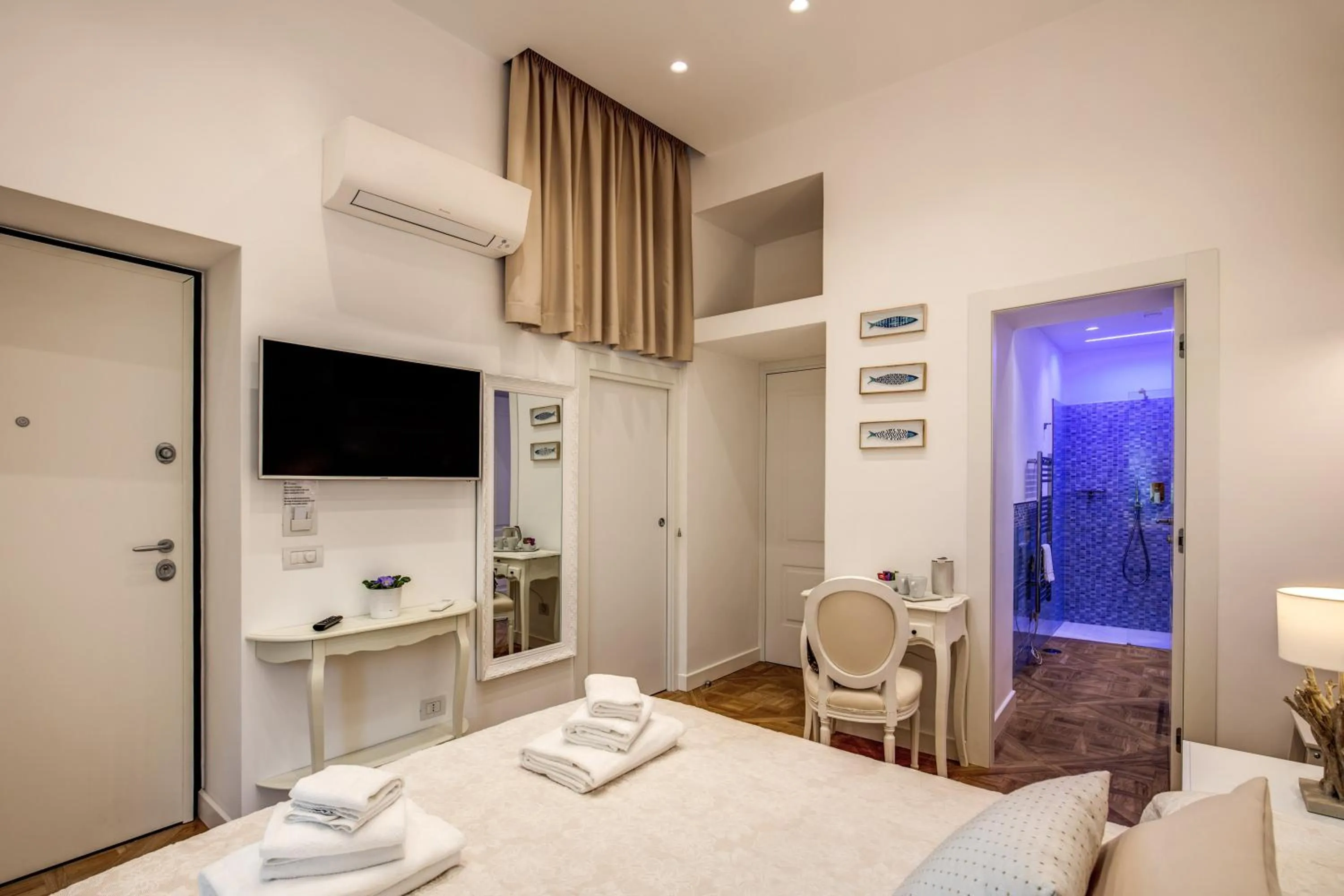 Bathroom, Bed in Sorrento Square Suites