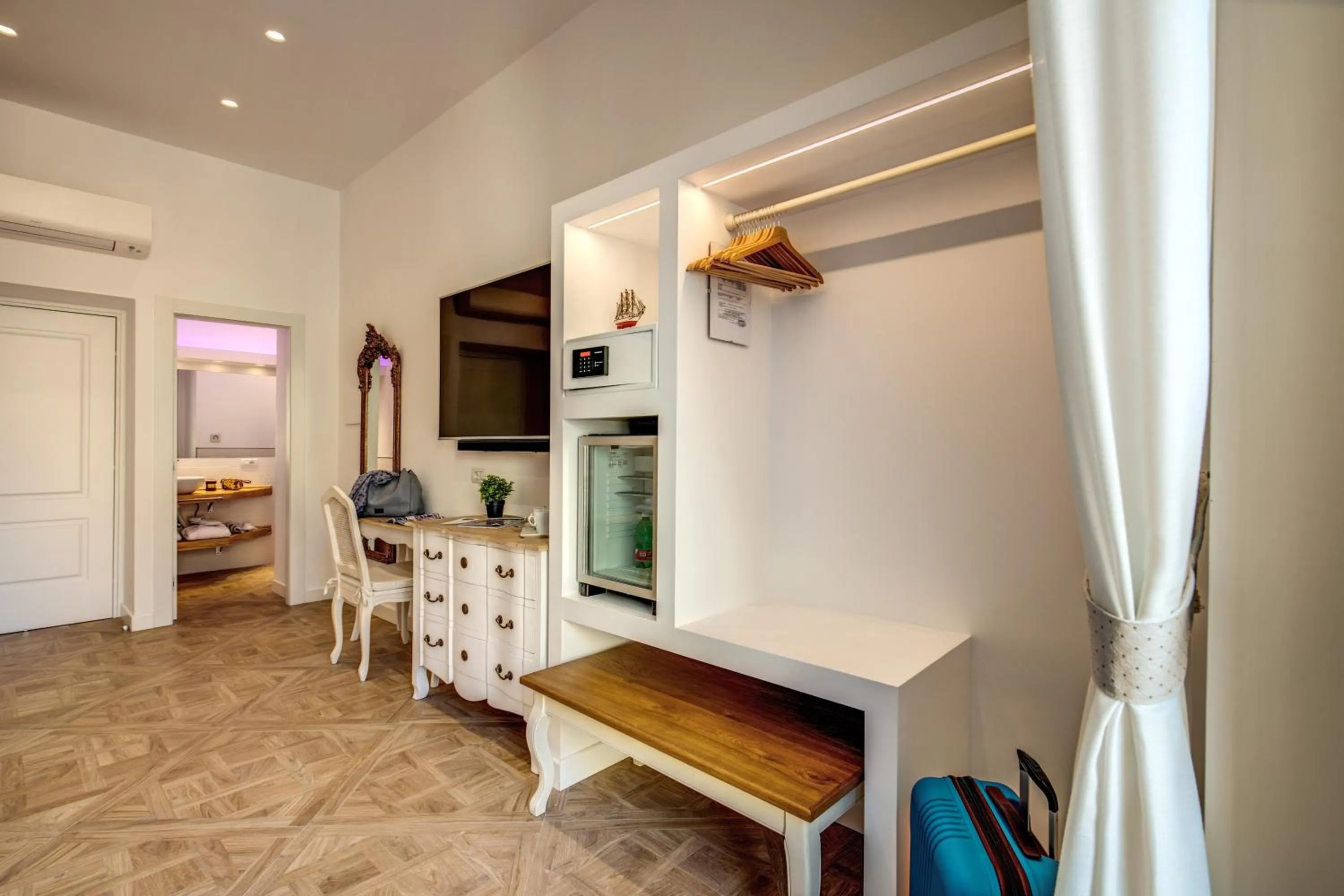 Photo of the whole room in Sorrento Square Suites