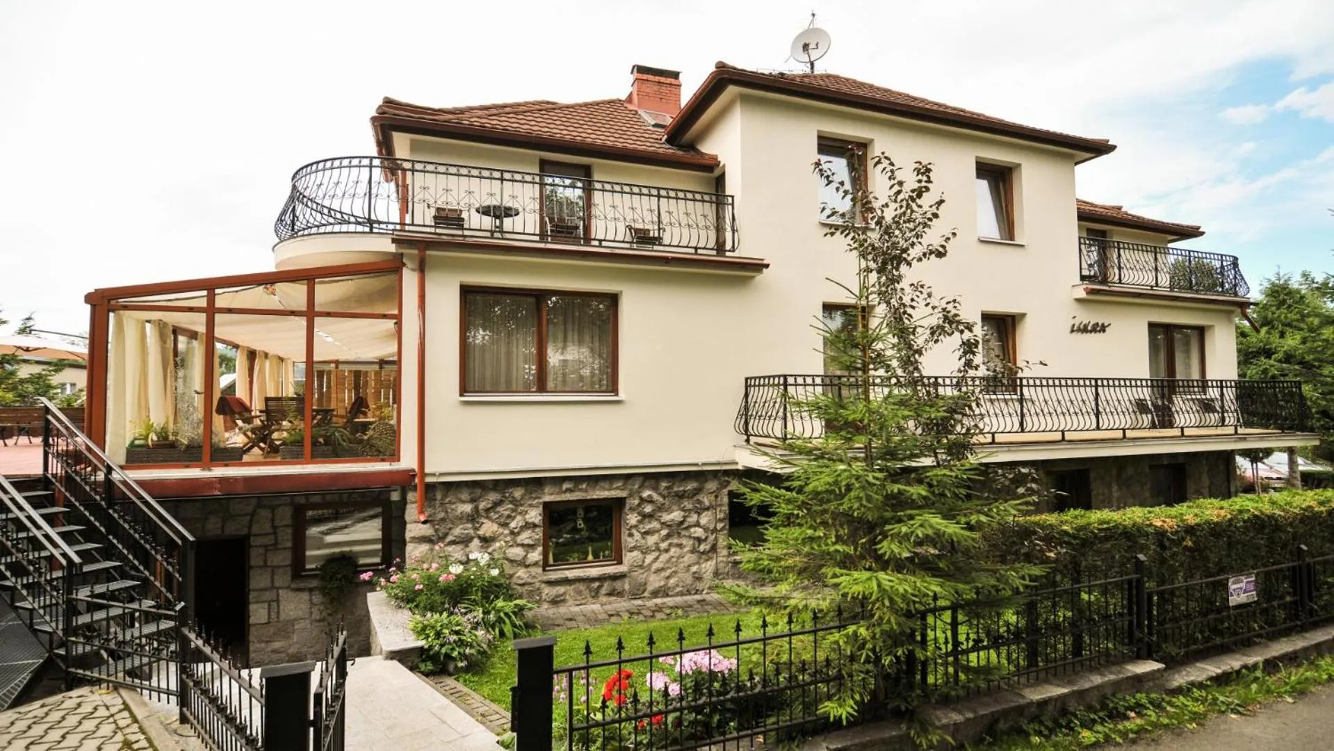 Property building in Willa Iskra