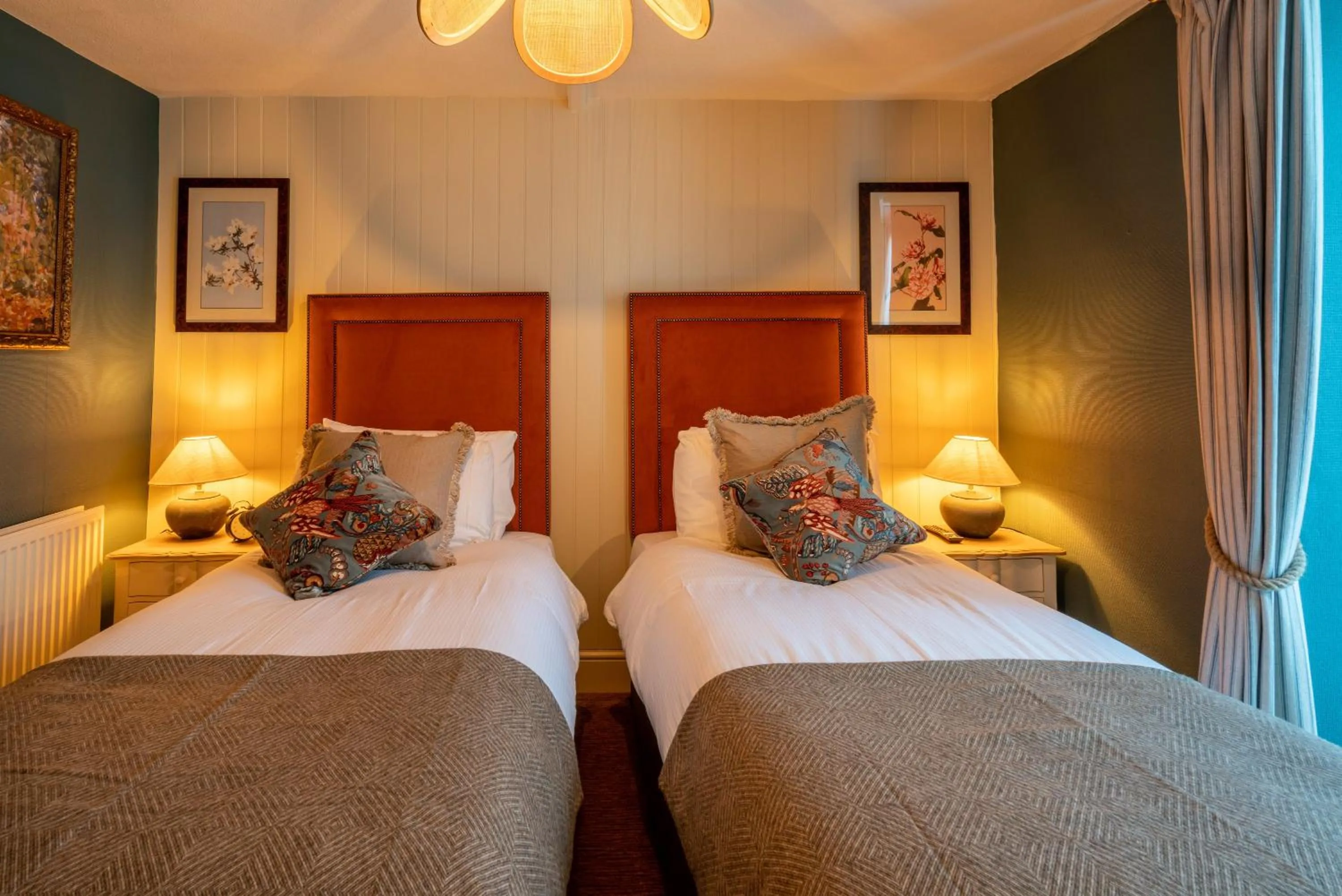 Bedroom, Bed in Bowl Inn