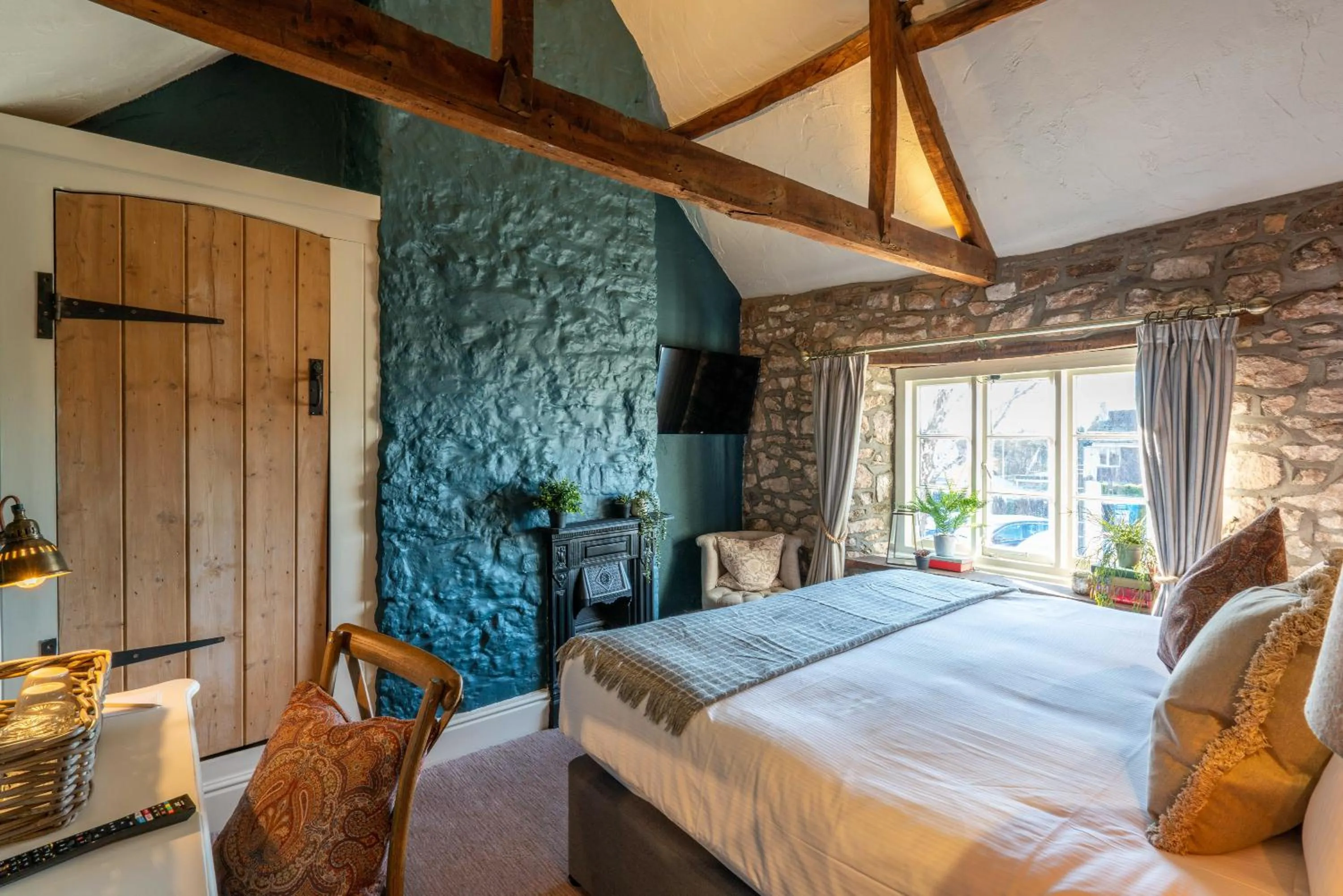 Photo of the whole room, Bed in Bowl Inn