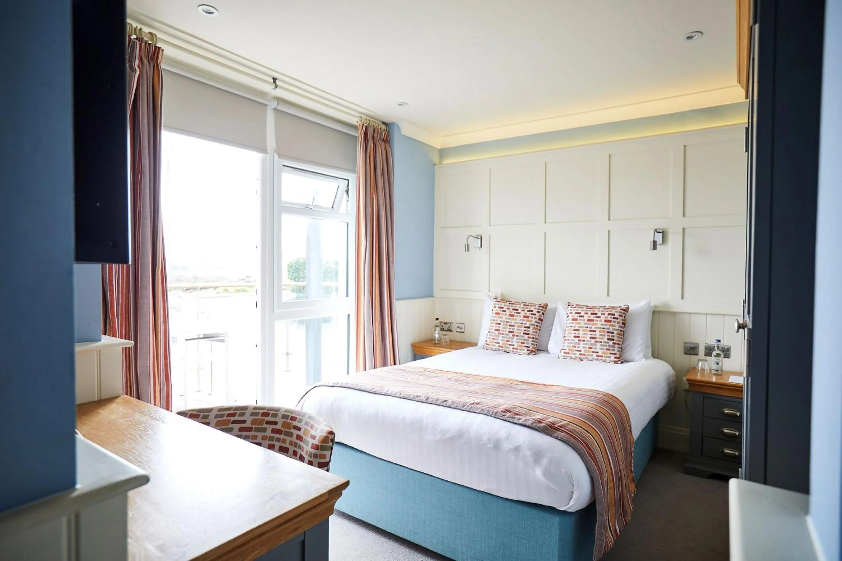Bedroom, Bed in Trearddur Bay Hotel