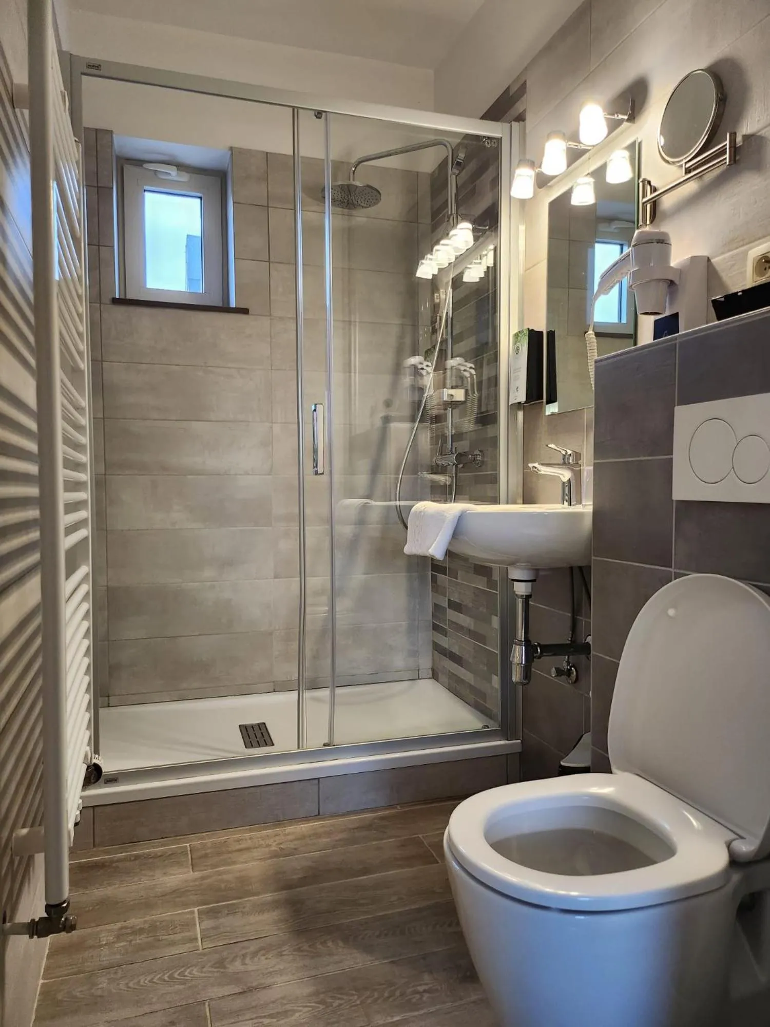 Shower in Hôtel Francorchamps Pitlane Lodge