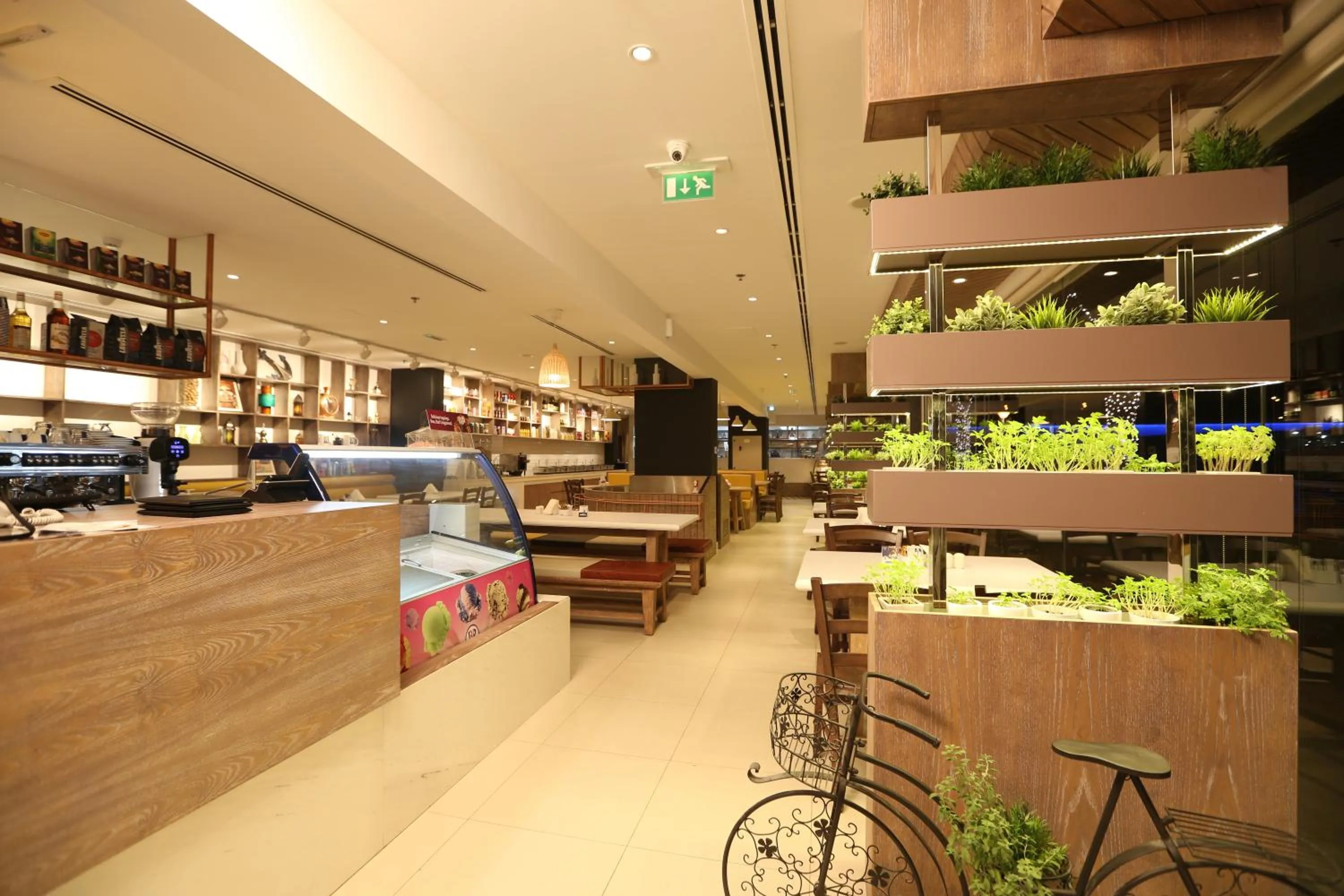 Restaurant/places to eat in Pearl Marina Hotel Apartments