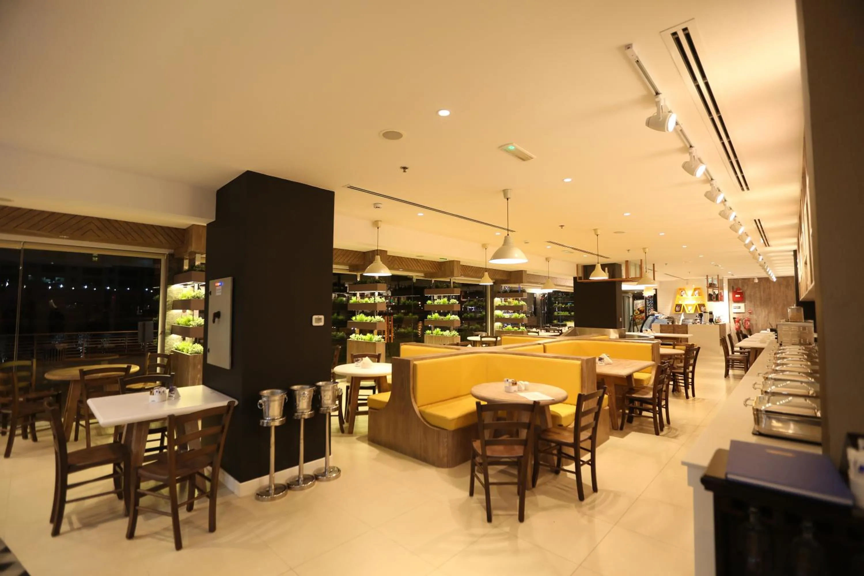 Restaurant/places to eat in Pearl Marina Hotel Apartments