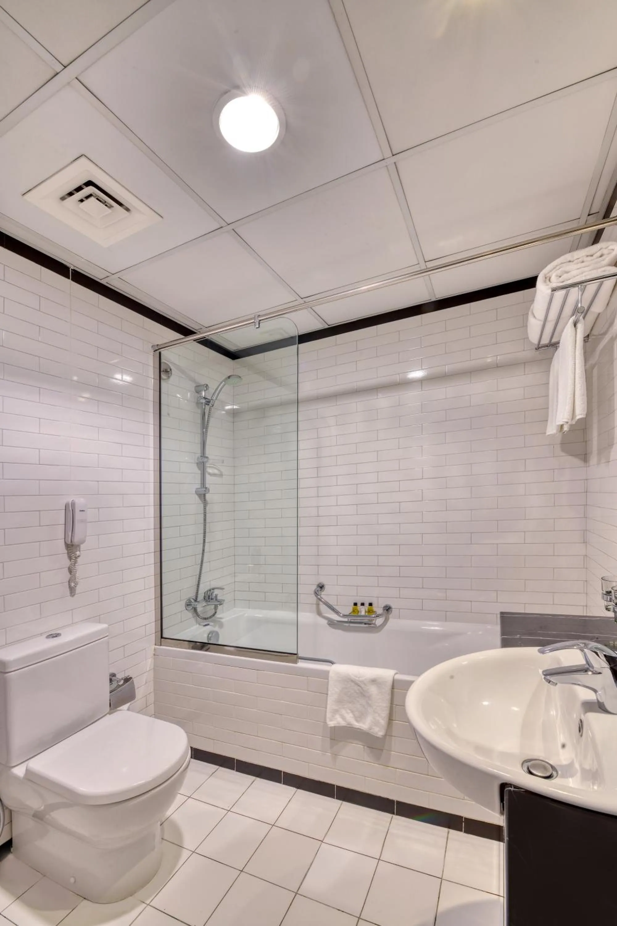 Shower in Pearl Marina Hotel Apartments