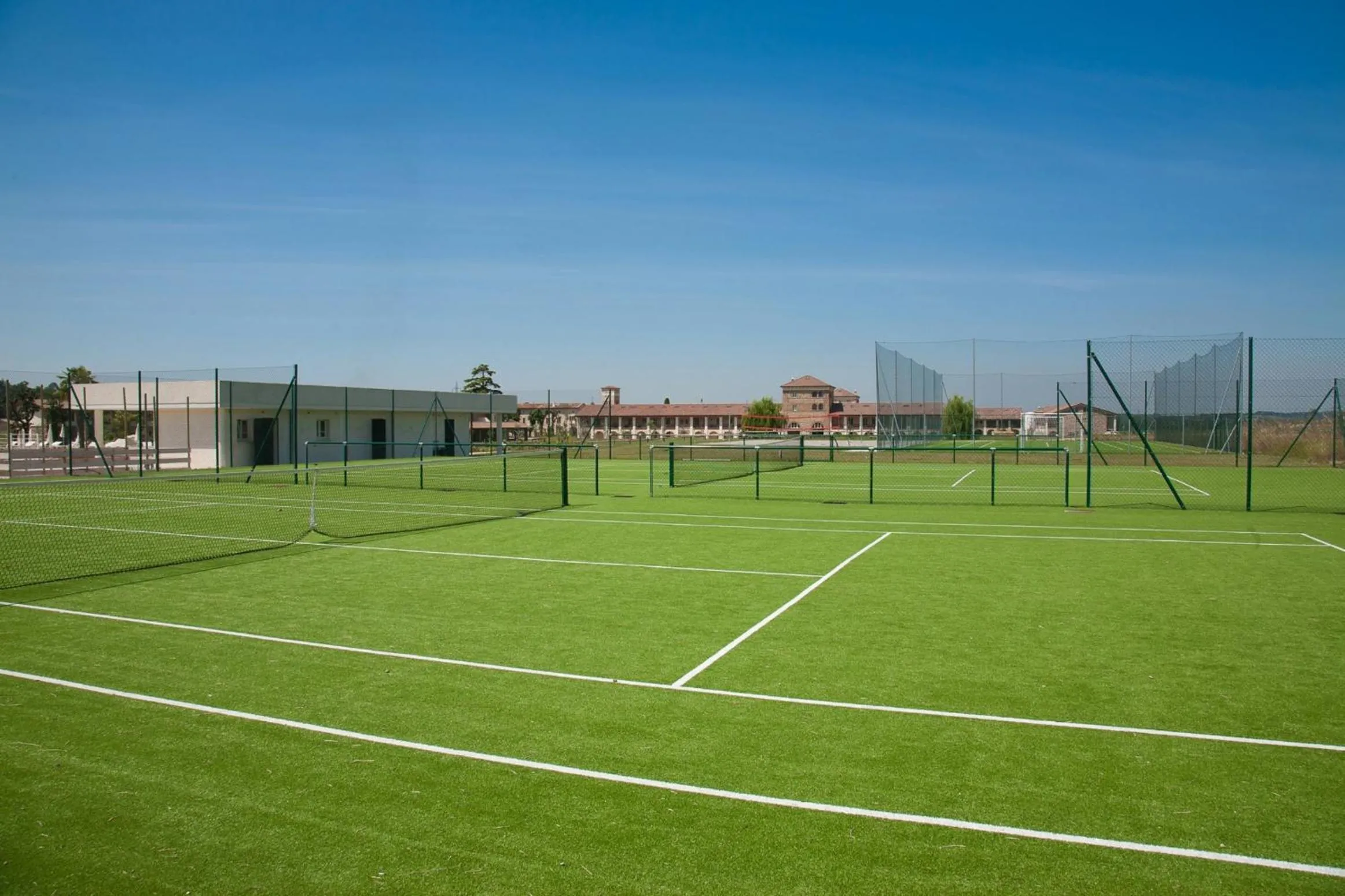 Tennis court in Garda Residence San Vigilio Golf