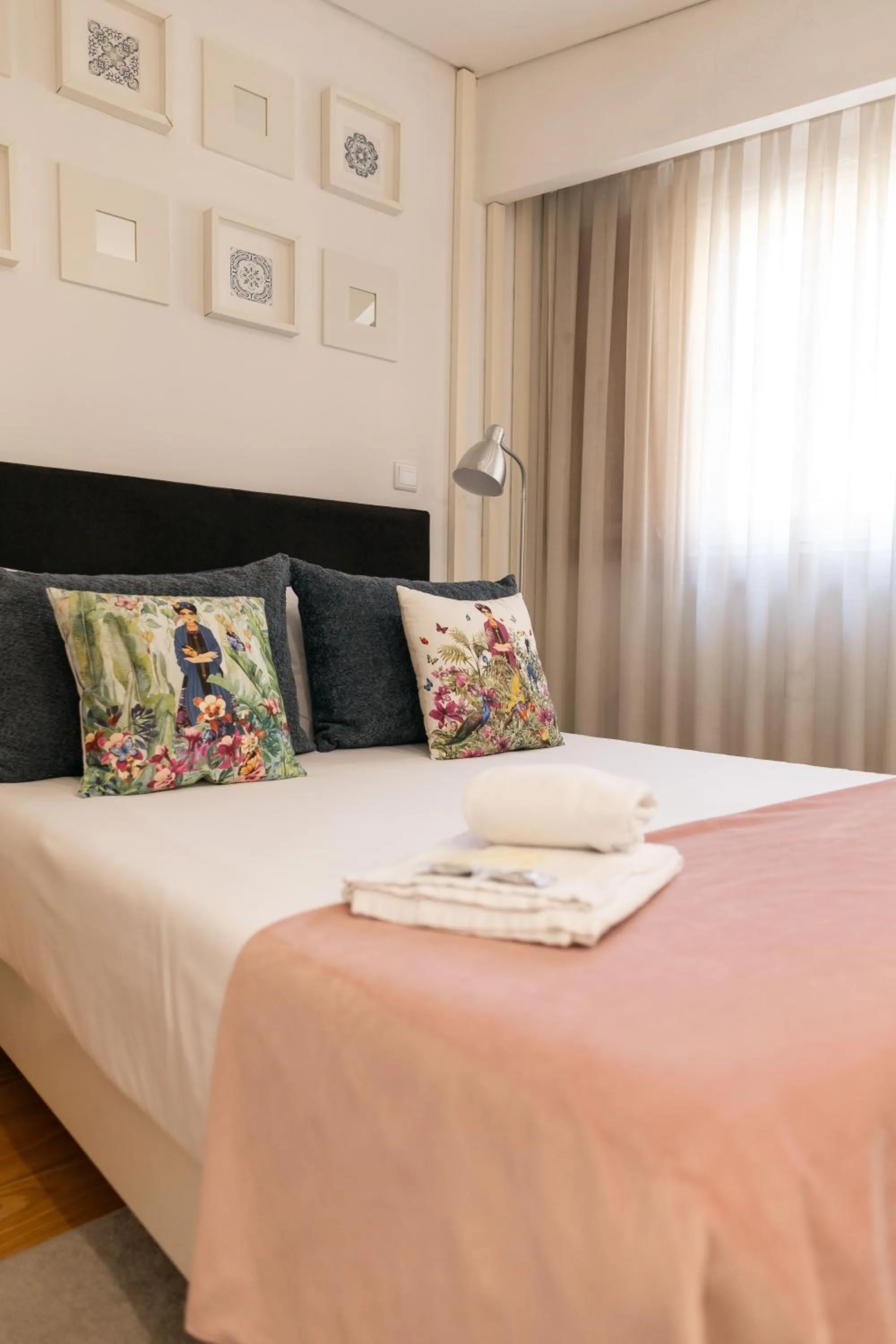 Photo of the whole room, Bed in Bellu Suites