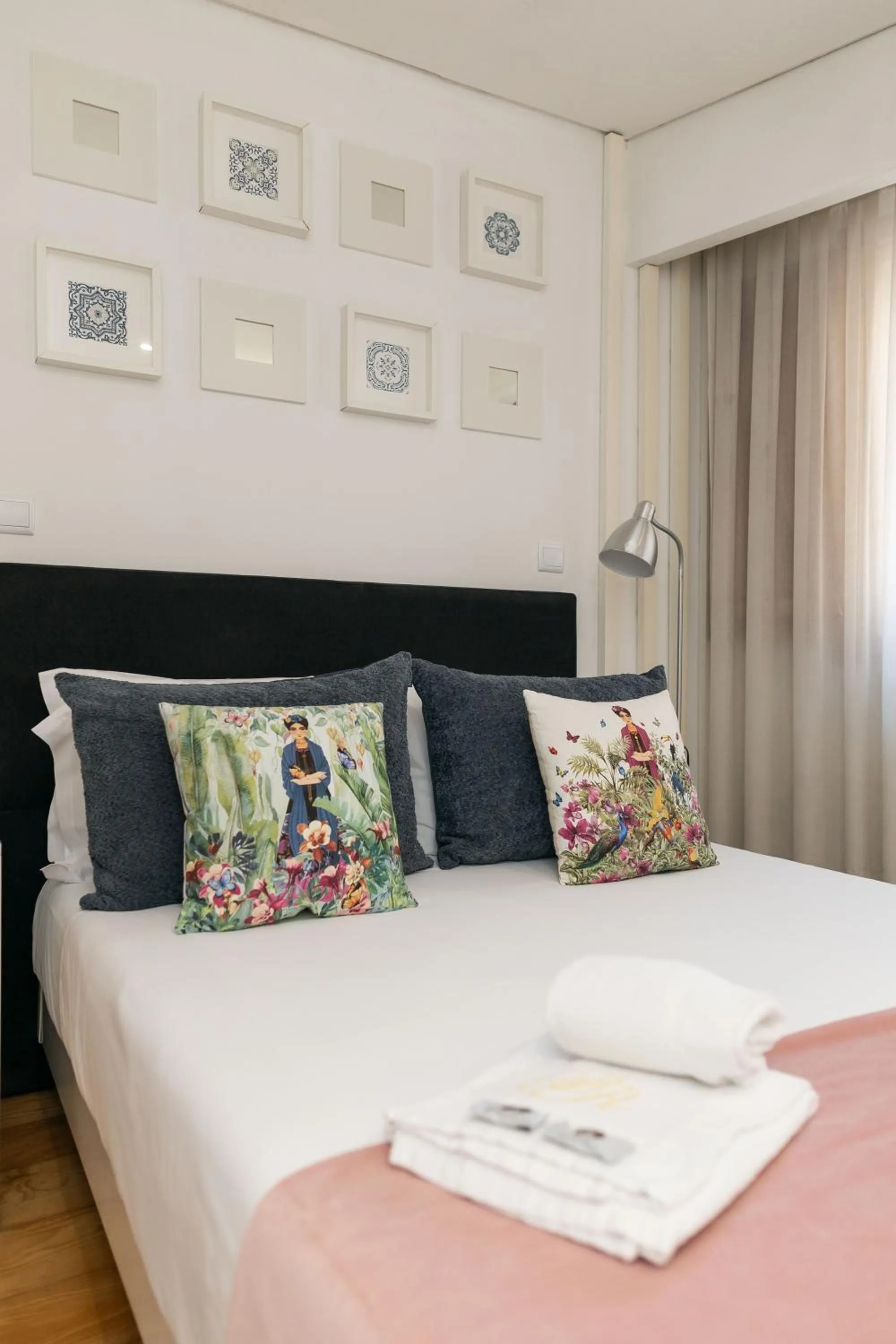 Photo of the whole room, Bed in Bellu Suites