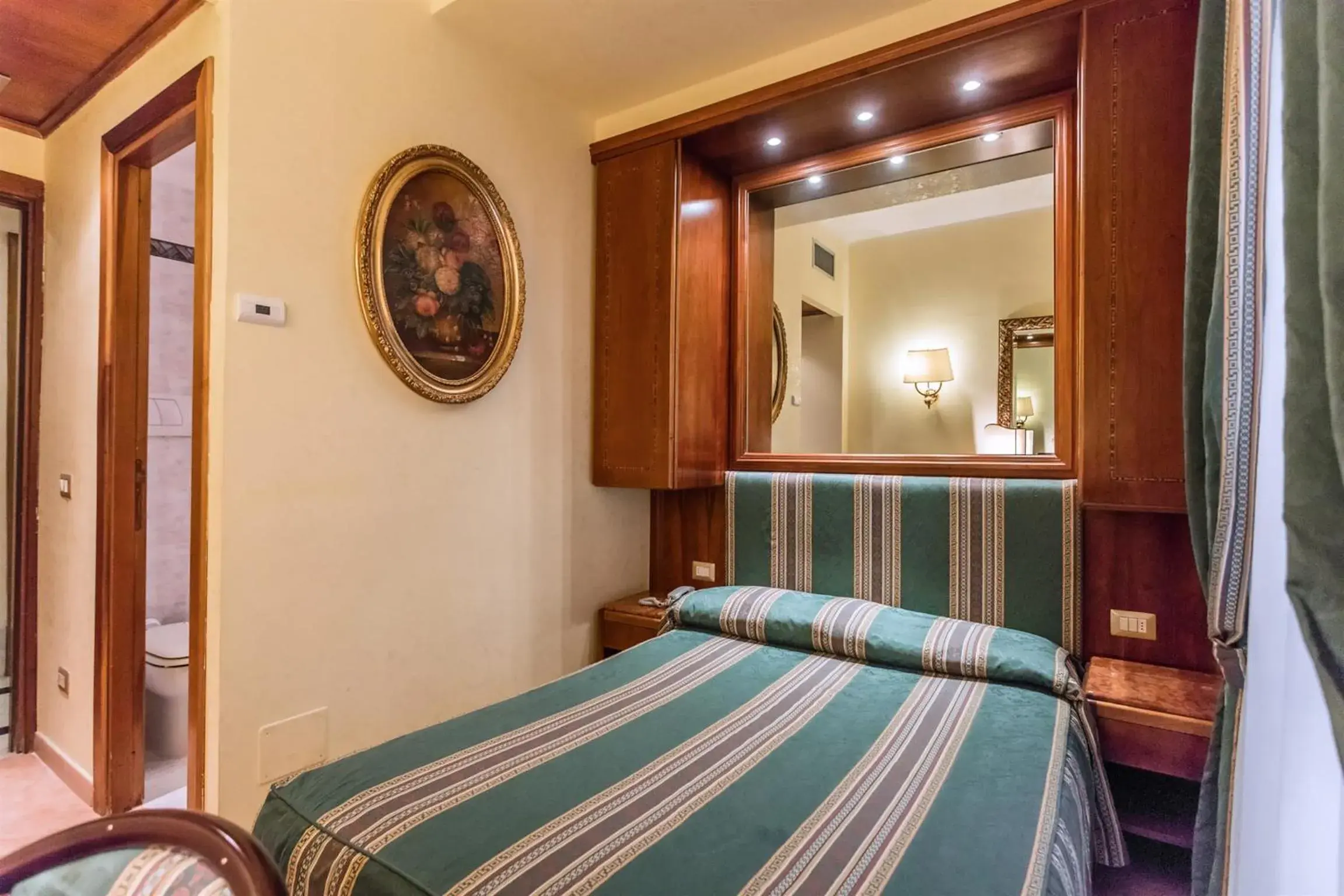 Economy Double or Twin Room in Raeli Hotel Lux Economy Double or Twin Room in Raeli Hotel Lux