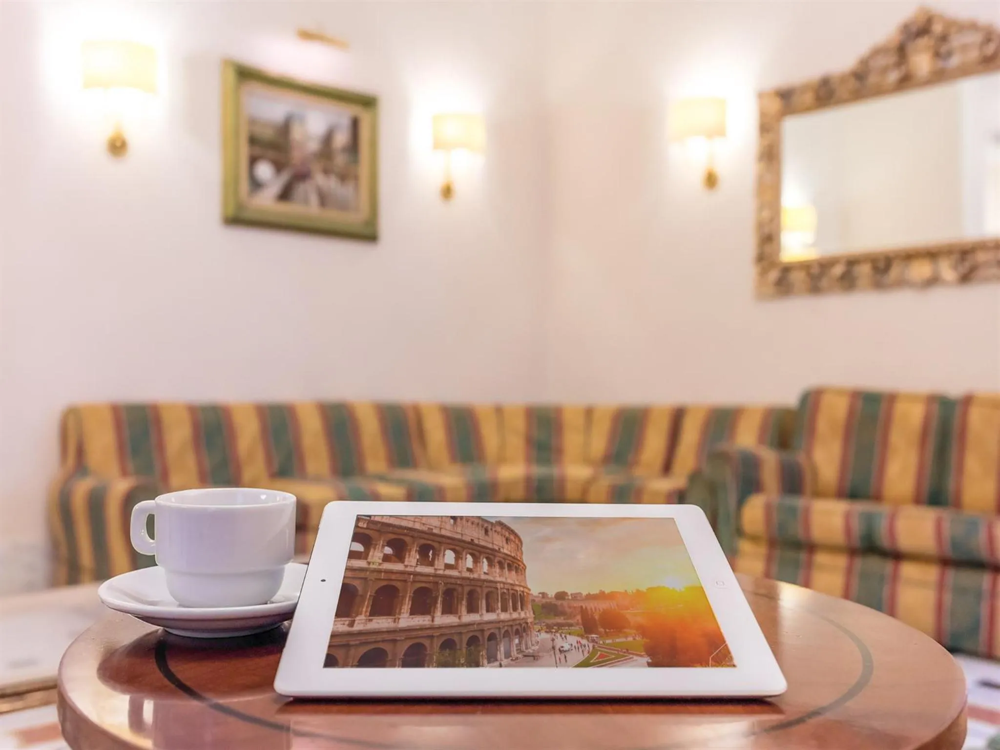 Lobby or reception in Raeli Hotel Lux