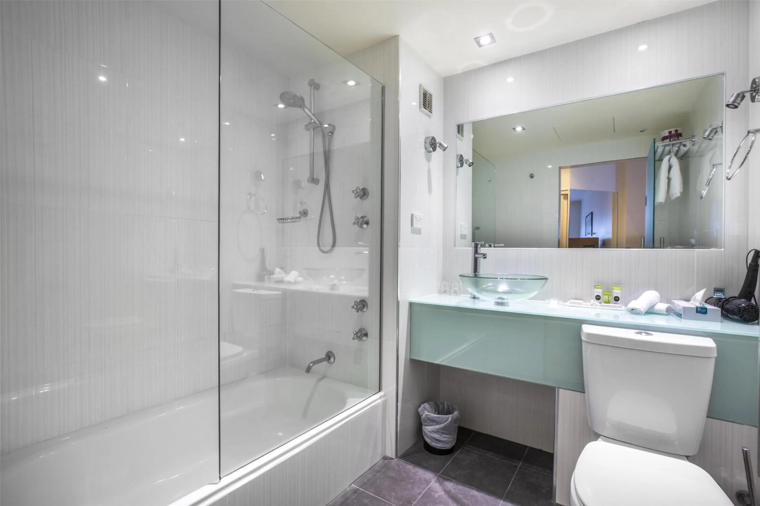 Bathroom in Nightelier Devonport Gateway Hotel