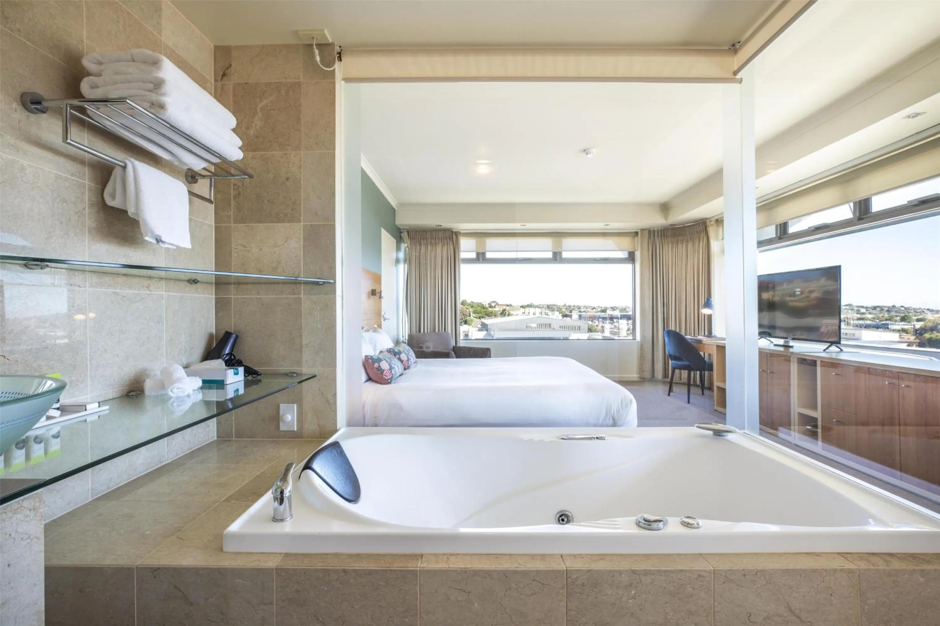 Bathroom, Bed in Nightelier Devonport Gateway Hotel