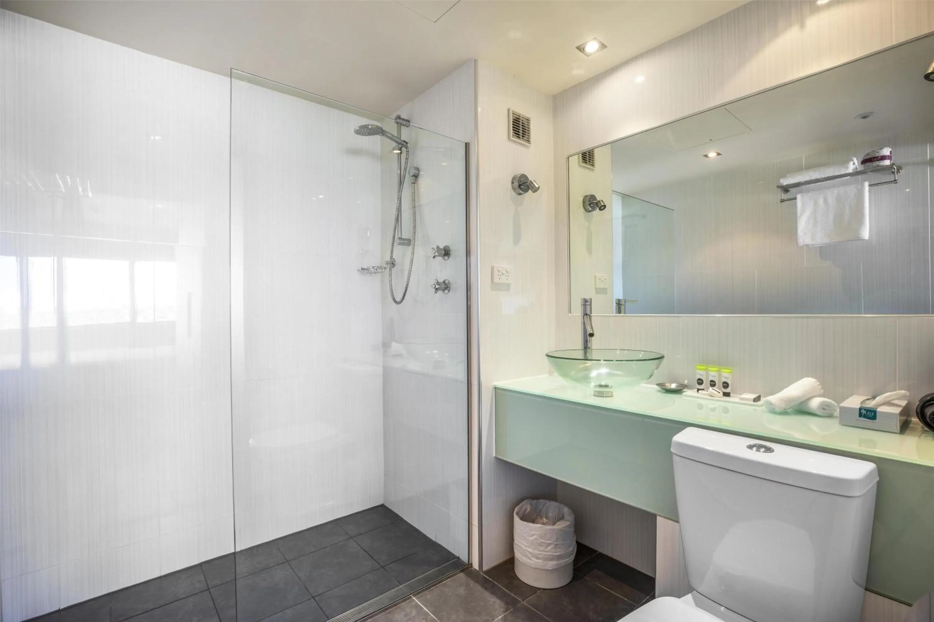 Bathroom in Nightelier Devonport Gateway Hotel