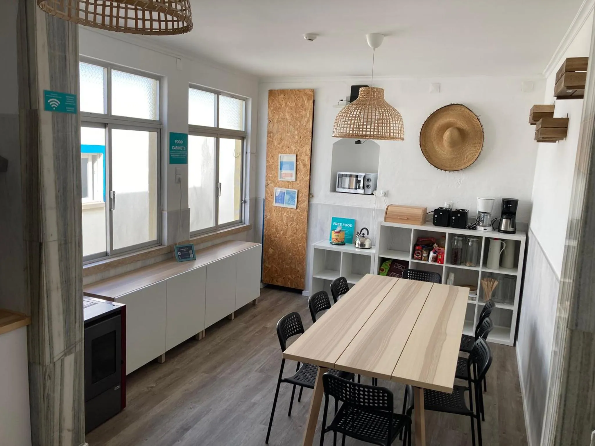 Communal kitchen in Surfer's Den Ericeira